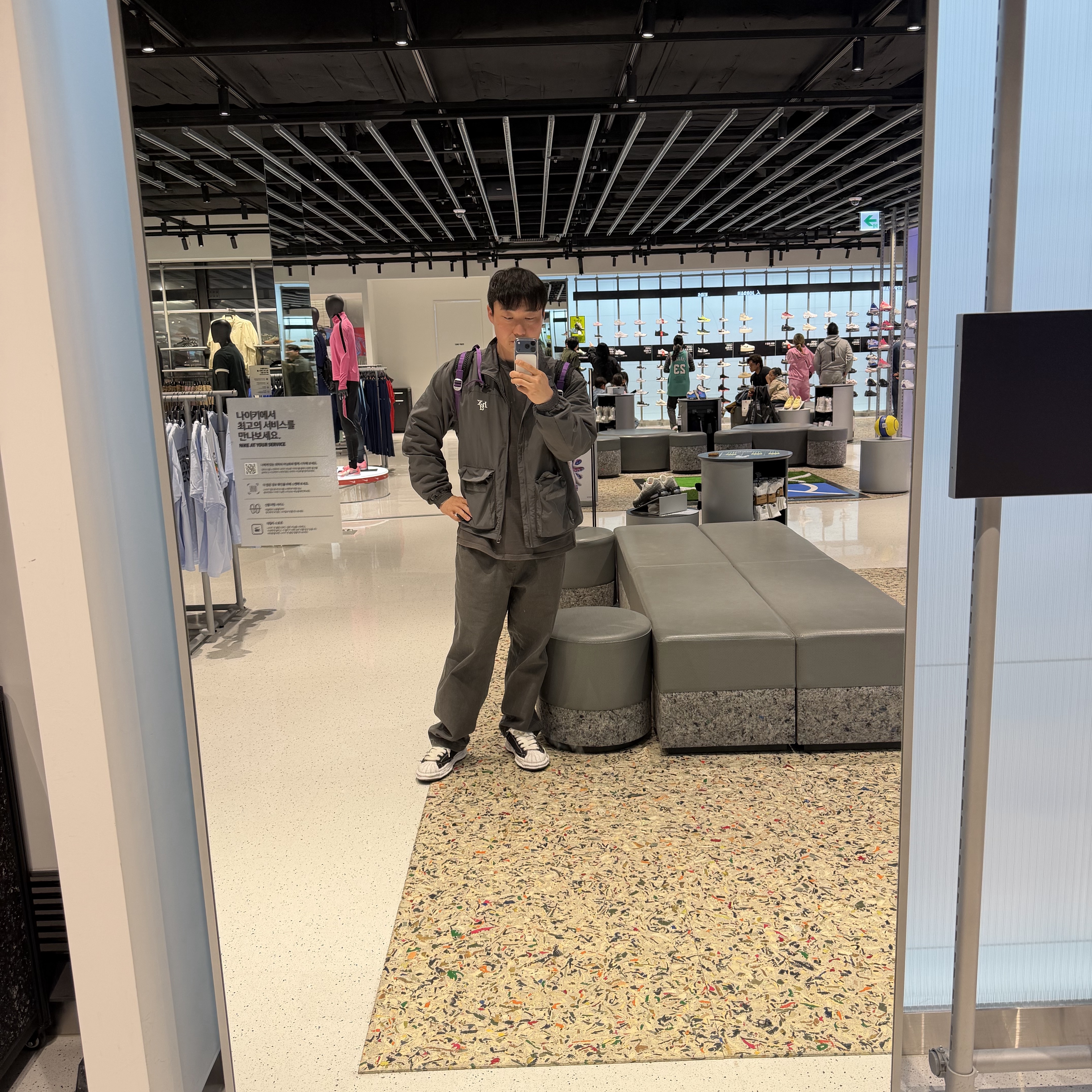 Nike Air Max 95 OG Neon, Maison Mihara Yasuhiro Blakey OG Sole Canvas Low-top Sneakers Black White 착용 스타일 - 4