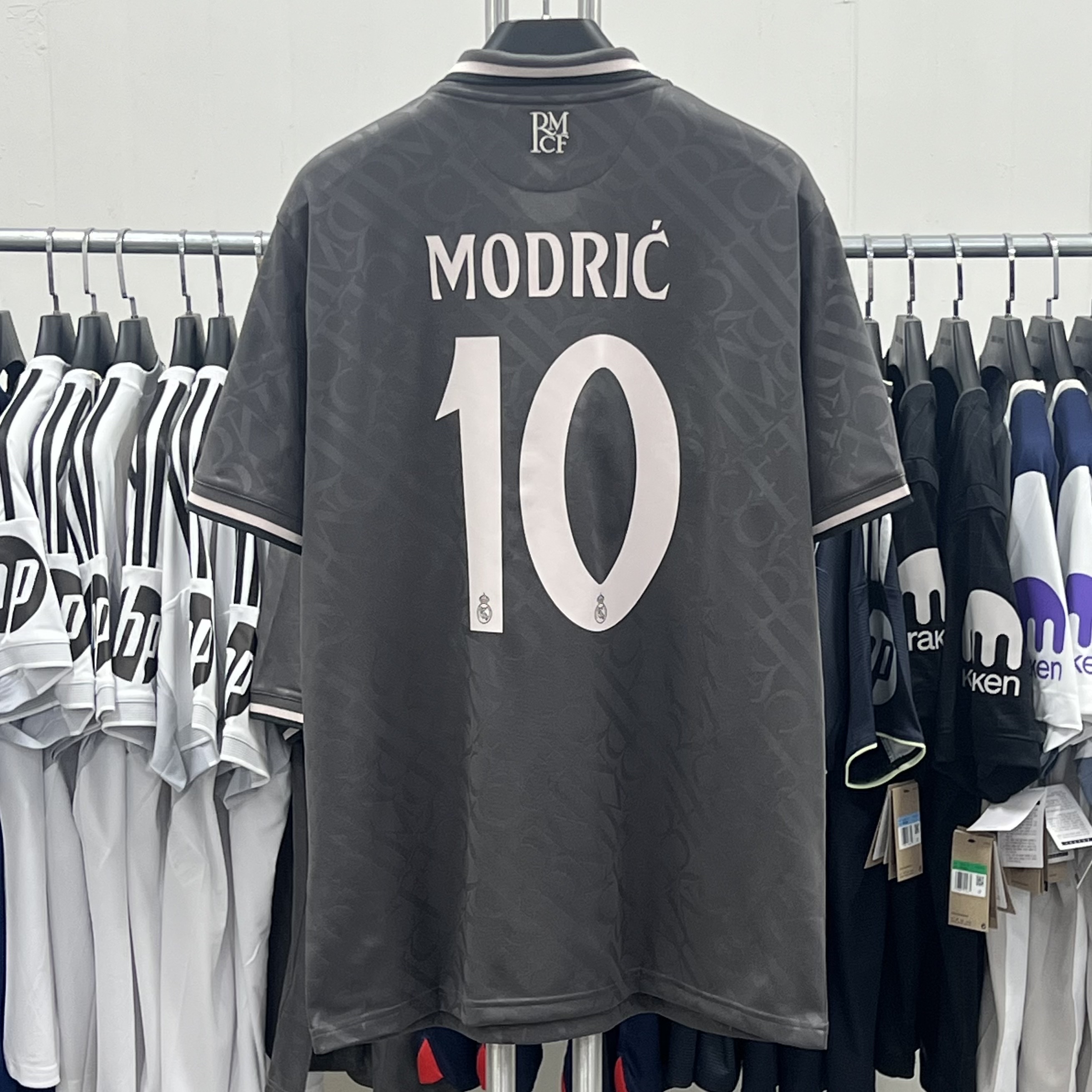 Adidas Real Madrid Originals Track Top Charcoal Grey - KR Sizing, Adidas Real Madrid 99/00 Home Jersey White - KR Sizing (Non Marking Ver.) 착용 스타일 - 1
