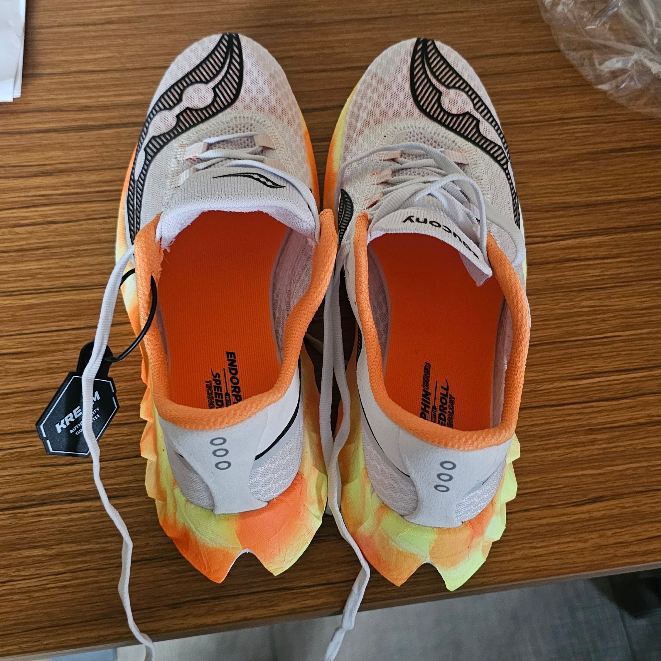 Saucony Endorphin Pro 4 Fog Peel 착용 스타일 - 2