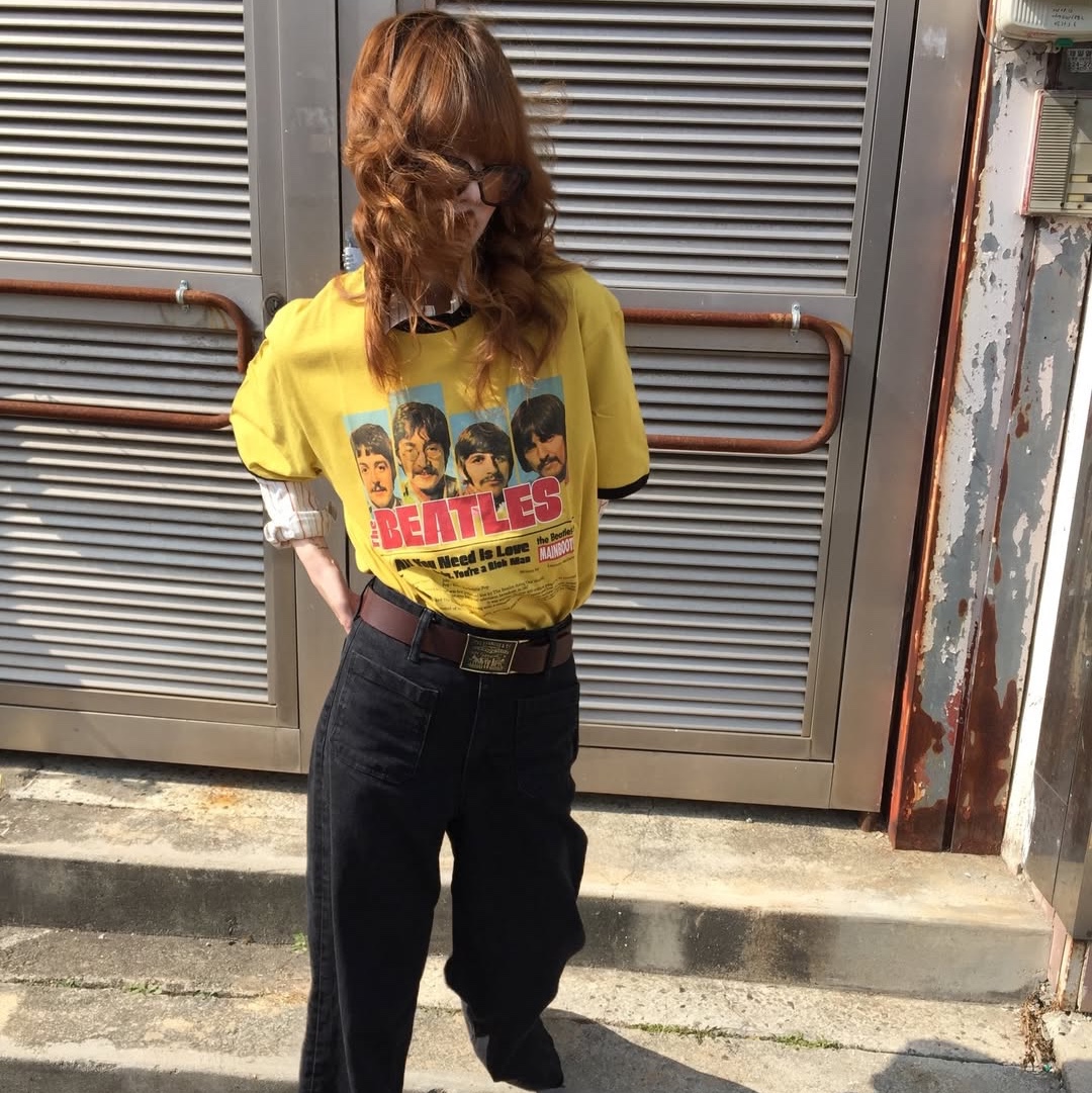 MAINBOOTH [Beatles] Love T-Shirt Yellow 착용 스타일 - 3