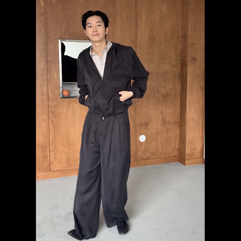 Amomento Square Pocket Oversized Shirt Beige - 26SS, Amomento Men's Cupro Two Tuck Wide Pants Black - 26SS 착용 스타일 - 2