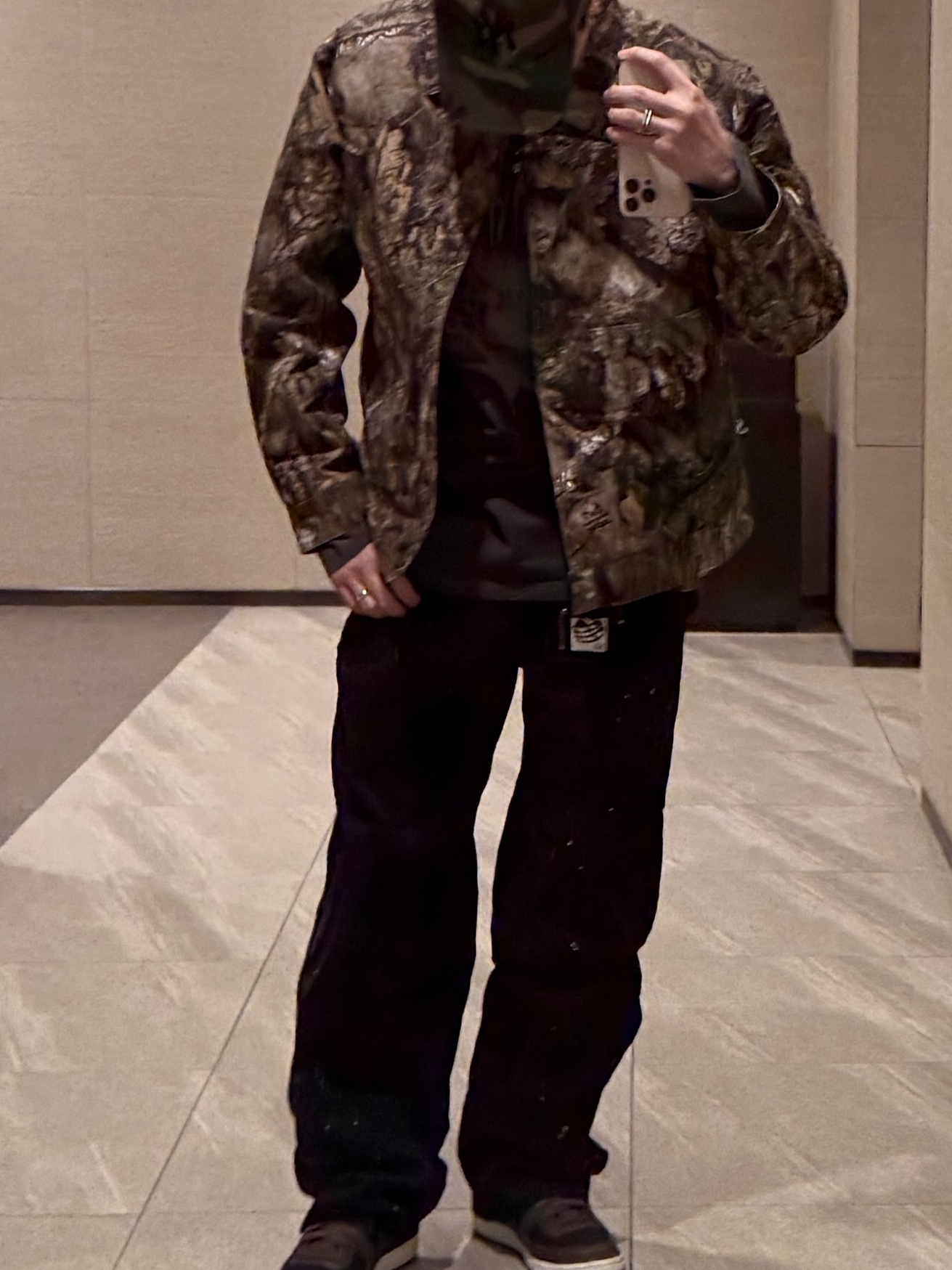 New Era MLB New York Yankees Basic Unstructured Ball Cap Woodland Camo, Jordan Brooklyn Chicago Realtree Jacket Medium Olive Sail (HV0649-222) 착용 스타일