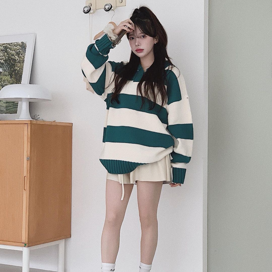 MAINBOOTH Traveler Oversized Sweater Teal Green 착용 스타일 - 1