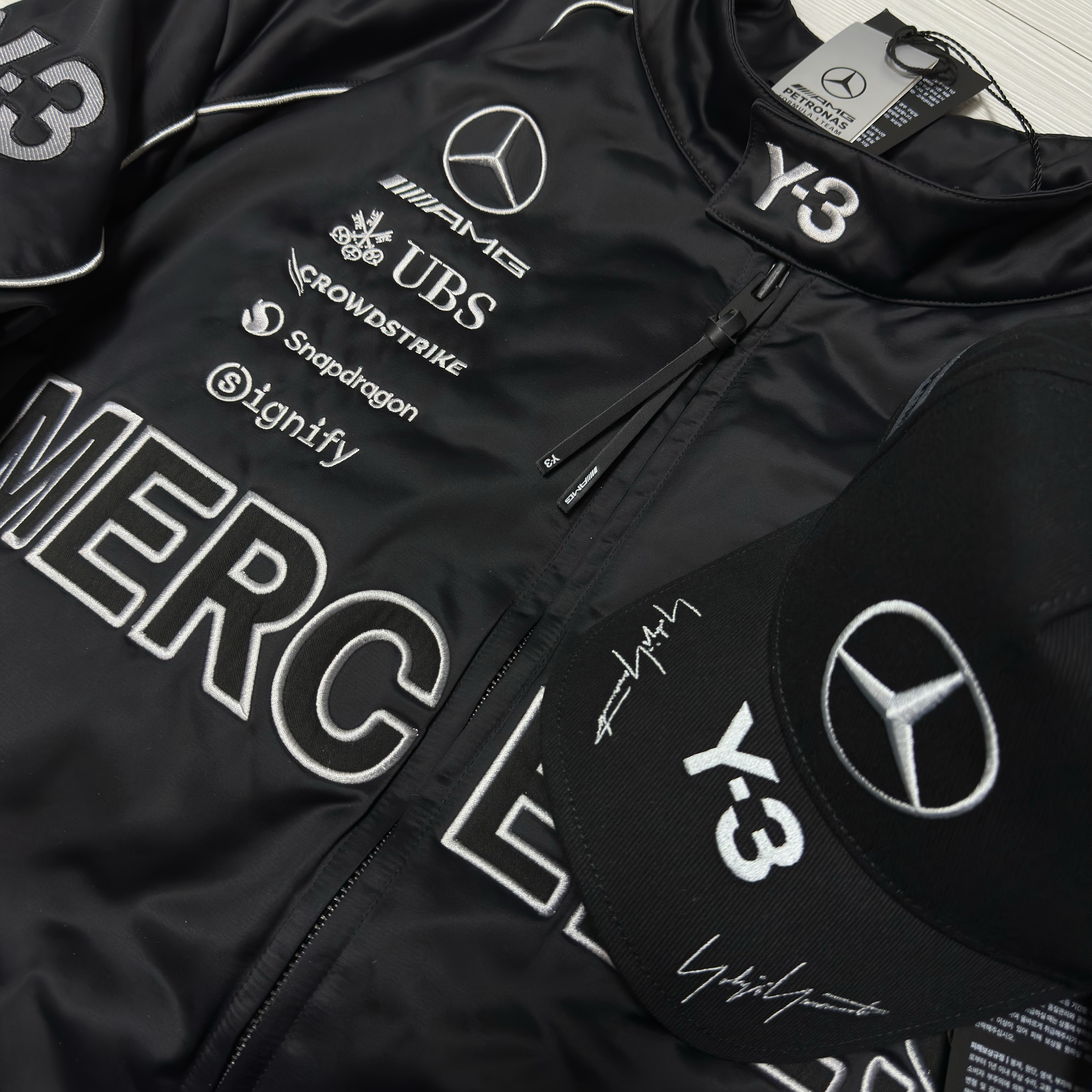 Y-3 x Mercedes AMG Petronas F1 Team Silver Arrow Mercedes Team Jacket Black 착용 스타일