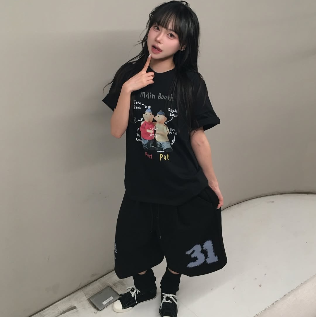 MAINBOOTH [Pat&Mat] QnA T-shirt Black, MAINBOOTH Boxer Oversized Sweat Shorts Black 착용 스타일 - 1