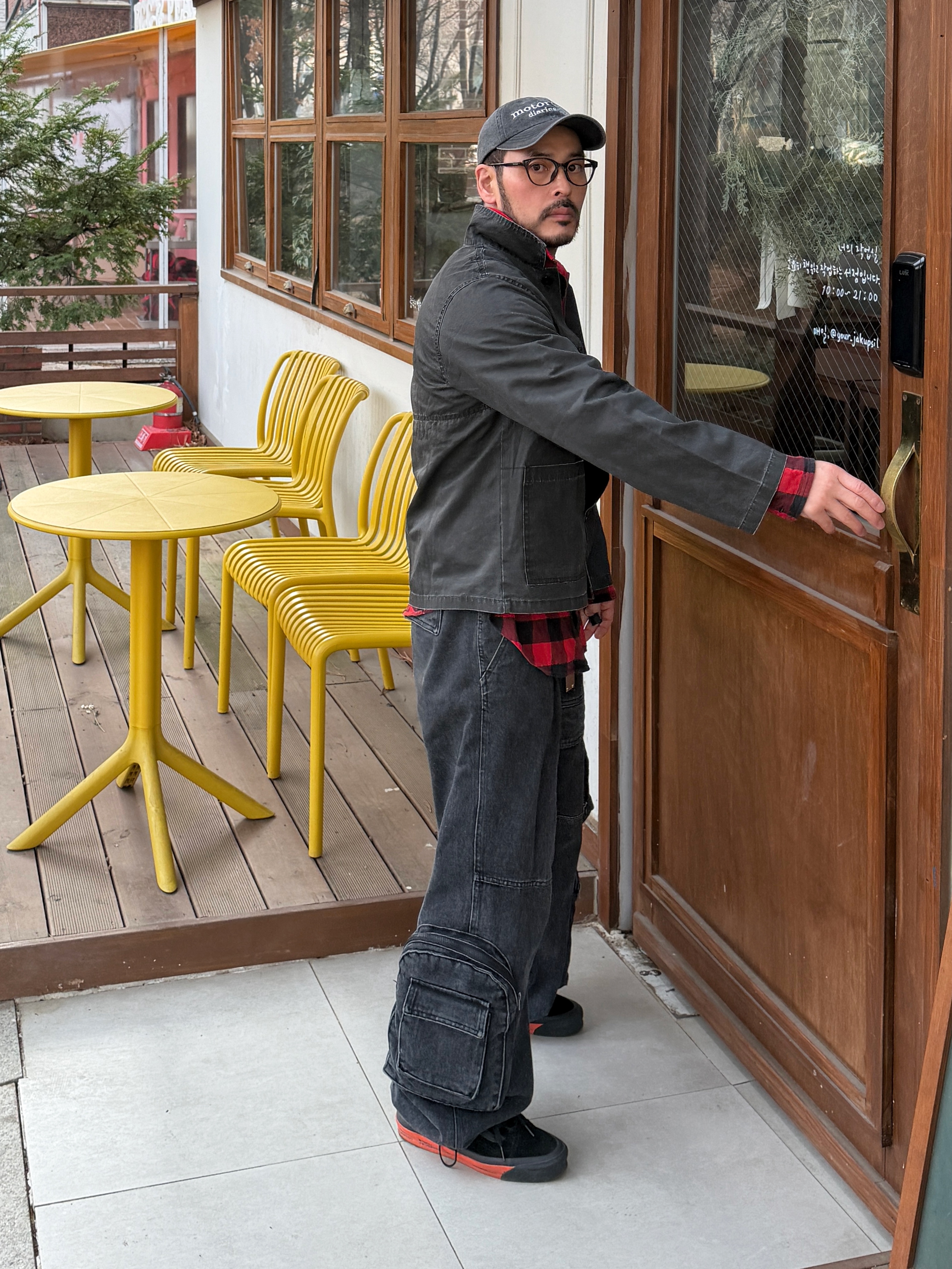 Vans Vault x WTAPS Vault Old Skool LX Black Orange 착용 스타일 - 5