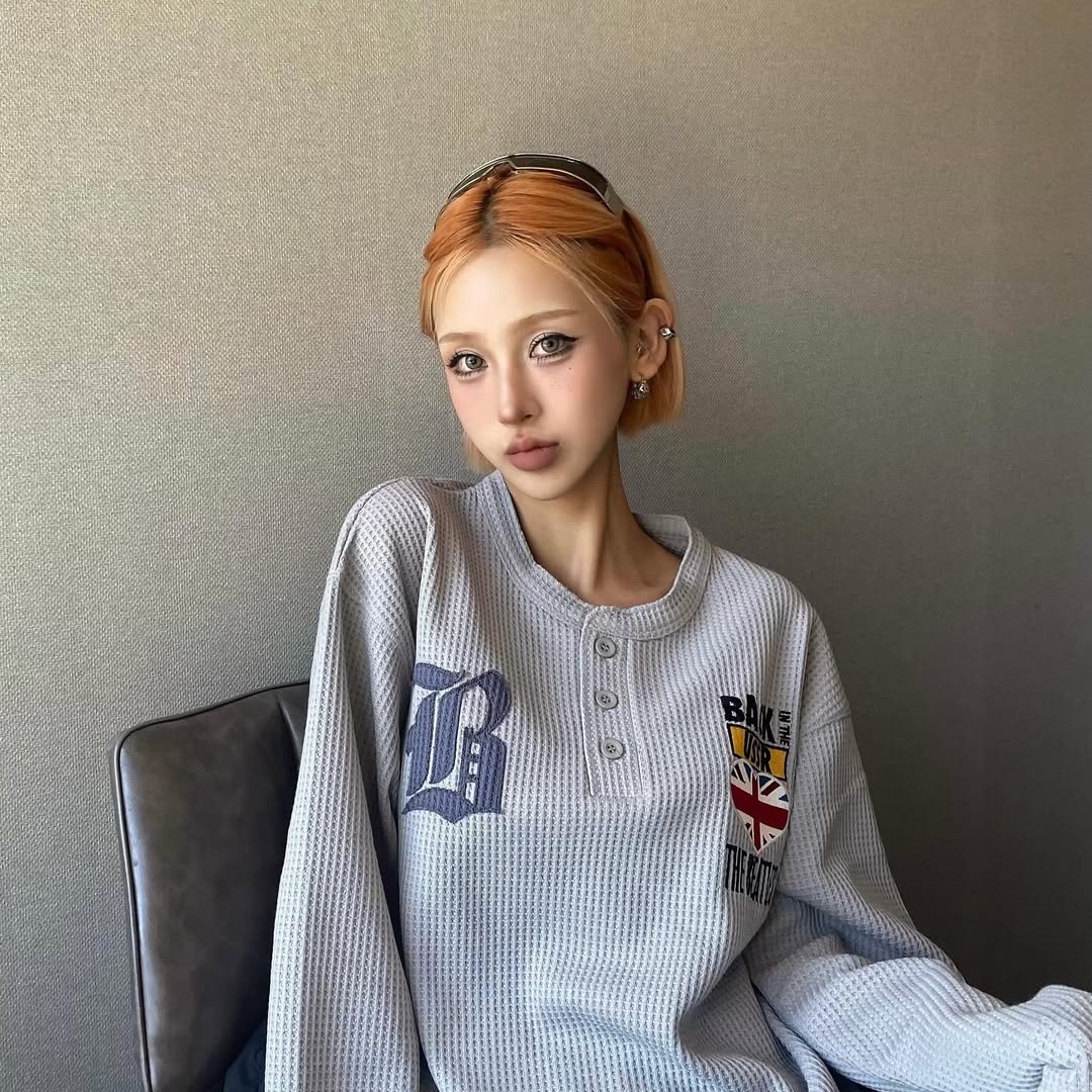 MAINBOOTH Beatles x Waffleton Henley Neck T-Shirt Beige 착용 스타일 - 2