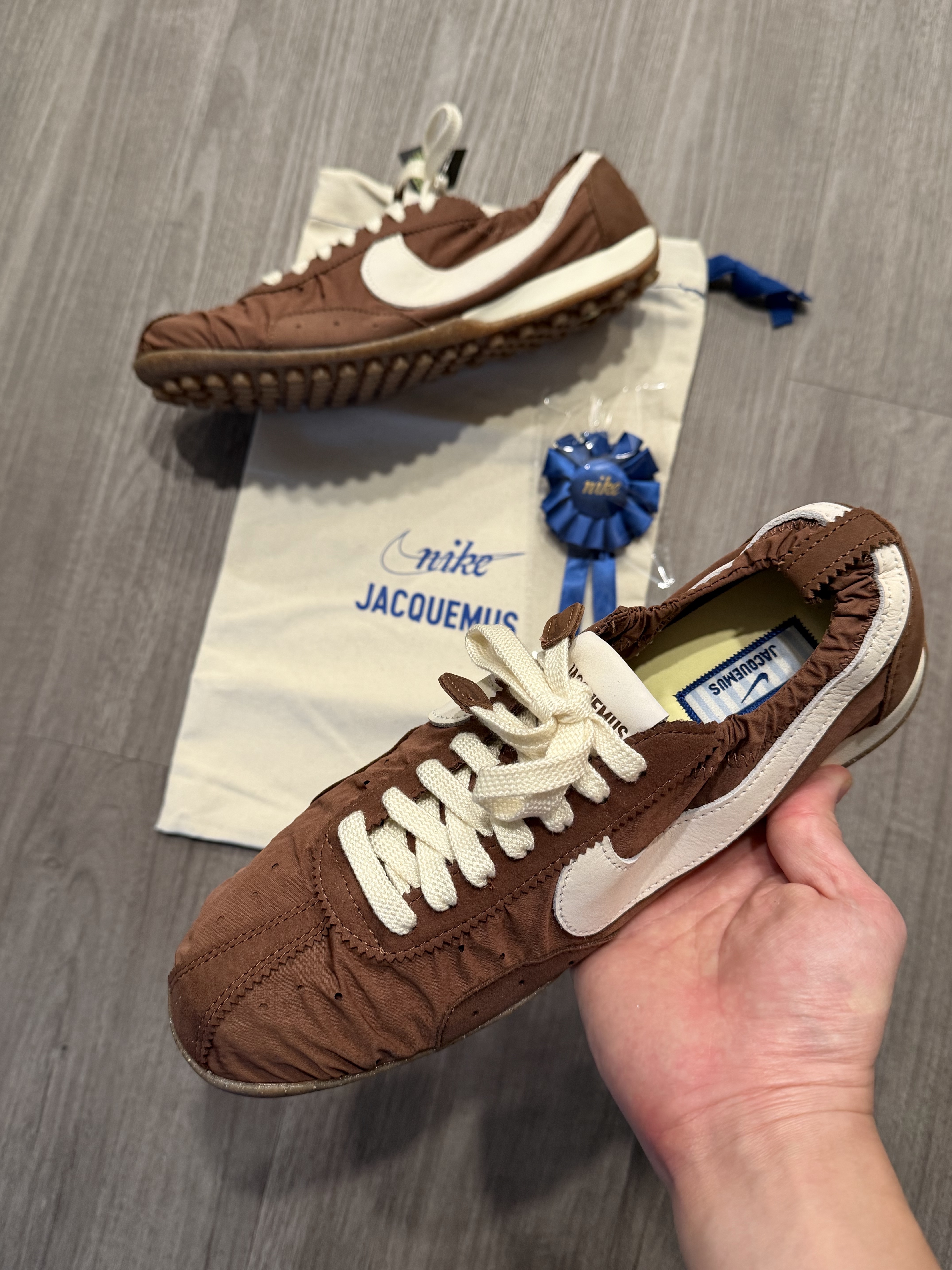 Nike x Jacquemus Moon Shoe SP Fauna Brown Cashmere, Jordan 1 x Fragment x Union LA Black and Varsity Red 착용 스타일 - 2