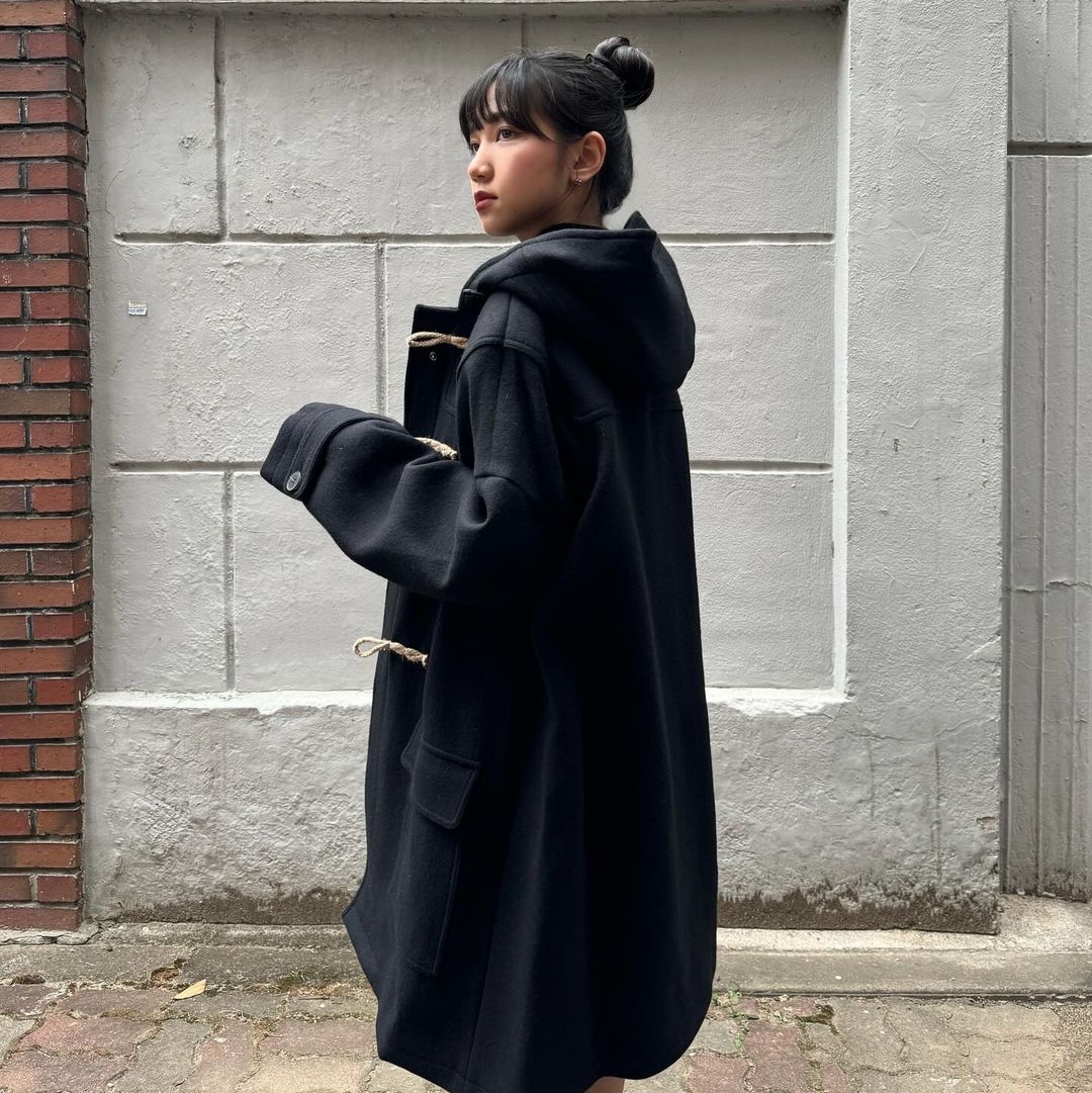 MAINBOOTH Oversized Duffle Coat Black 착용 스타일 - 3