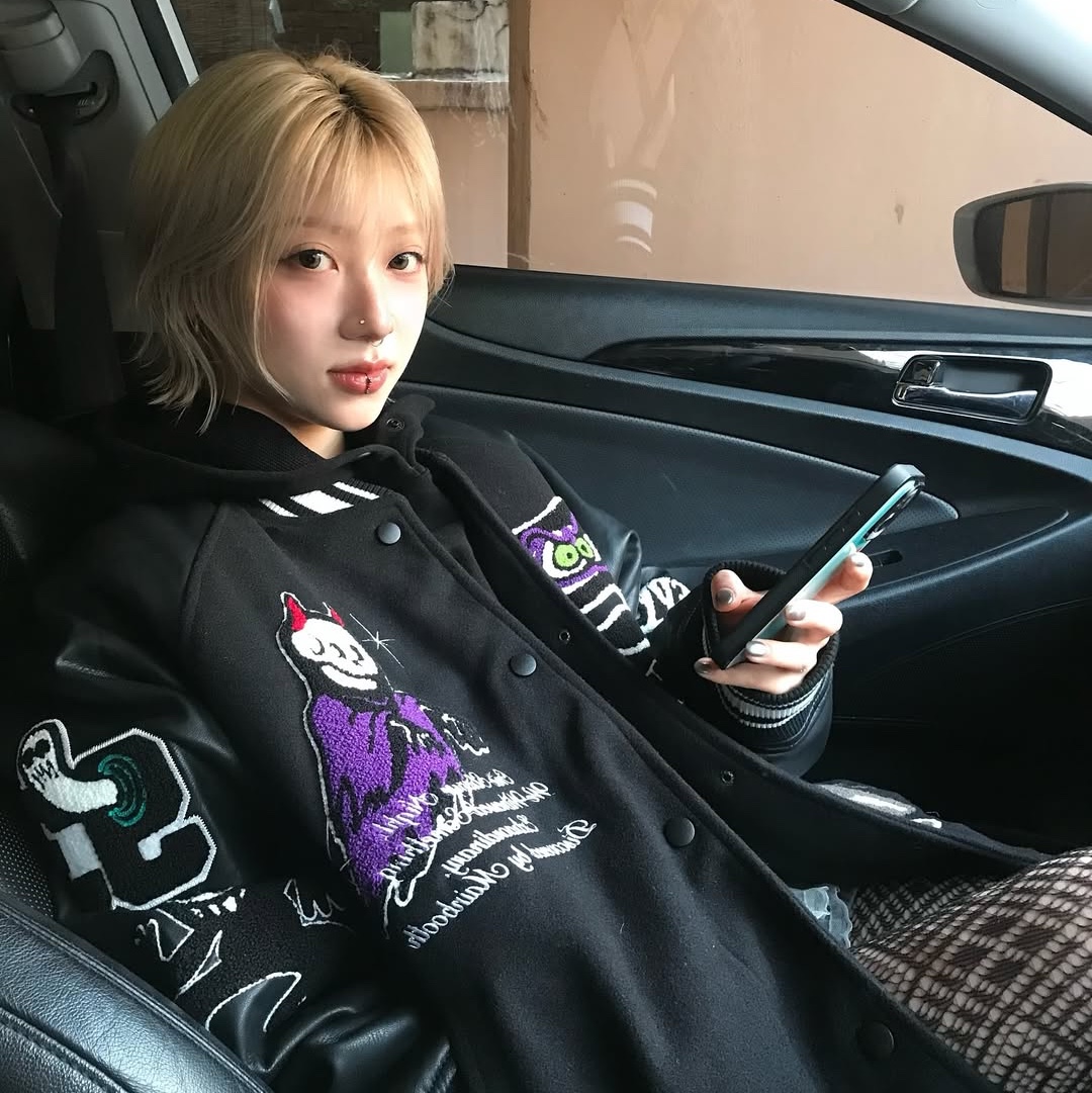 MAINBOOTH Creepy Devil Varsity Jacket Black 착용 스타일 - 1