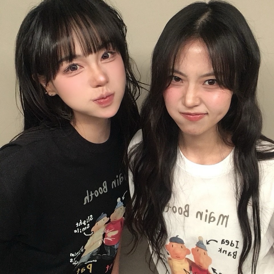 MAINBOOTH [Pat&Mat] QnA T-shirt Black, MAINBOOTH [Pat&Mat] QnA T-shirt White 착용 스타일 - 2