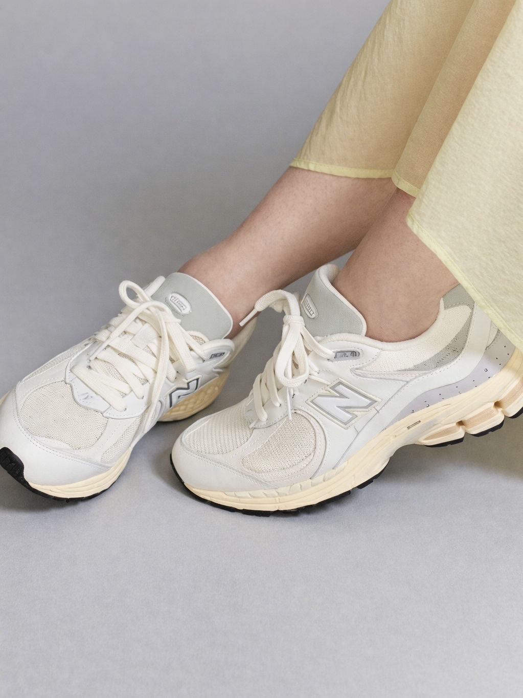 New Balance 2002R White Gold Metallic 착용 스타일