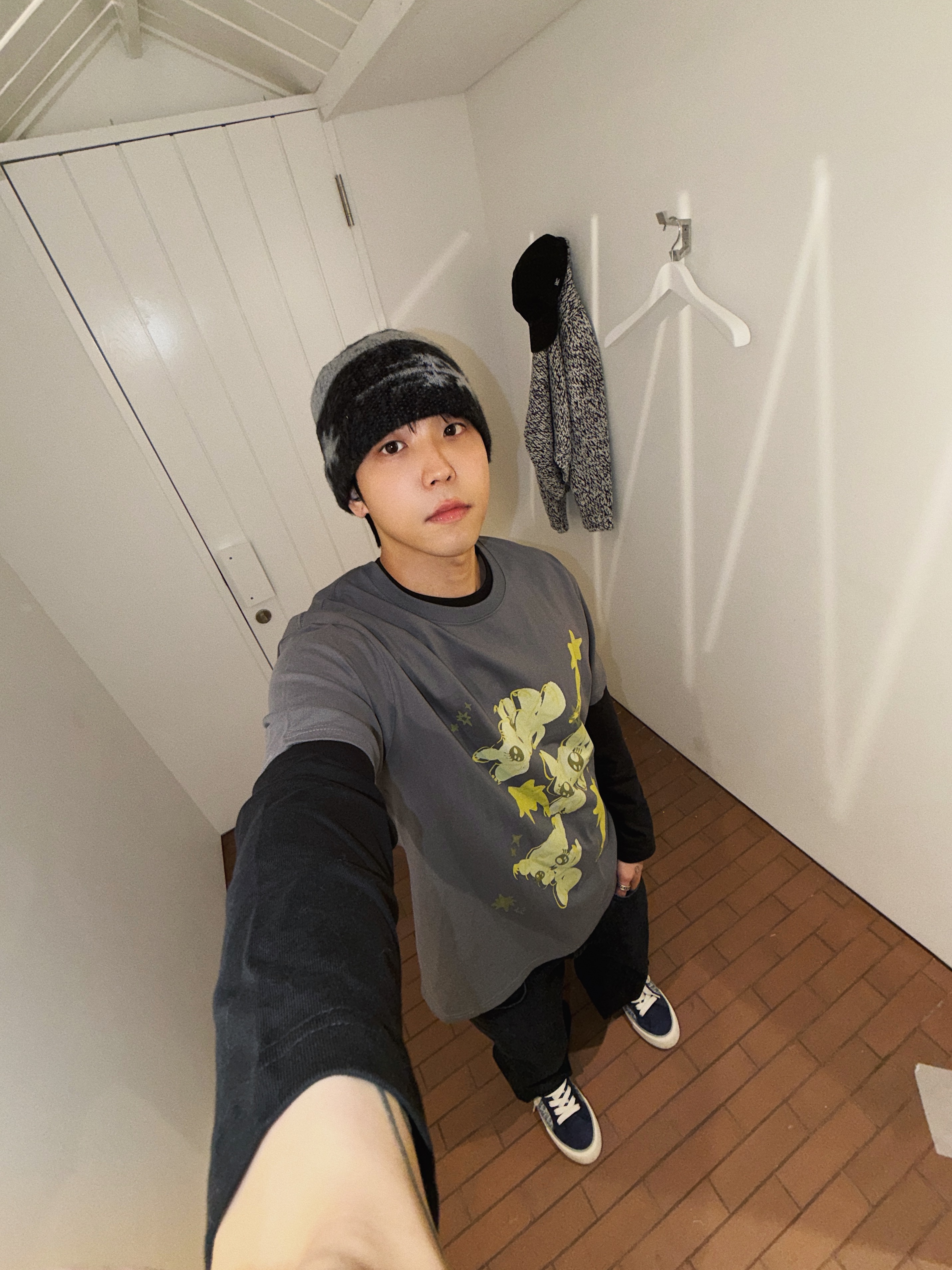 Casetify x Fragment x God Selection XXX iPhone OG Logo Magsafe Impact Case Matte Black, STU Heather Round Neck Cardigan 착용 스타일 - 1