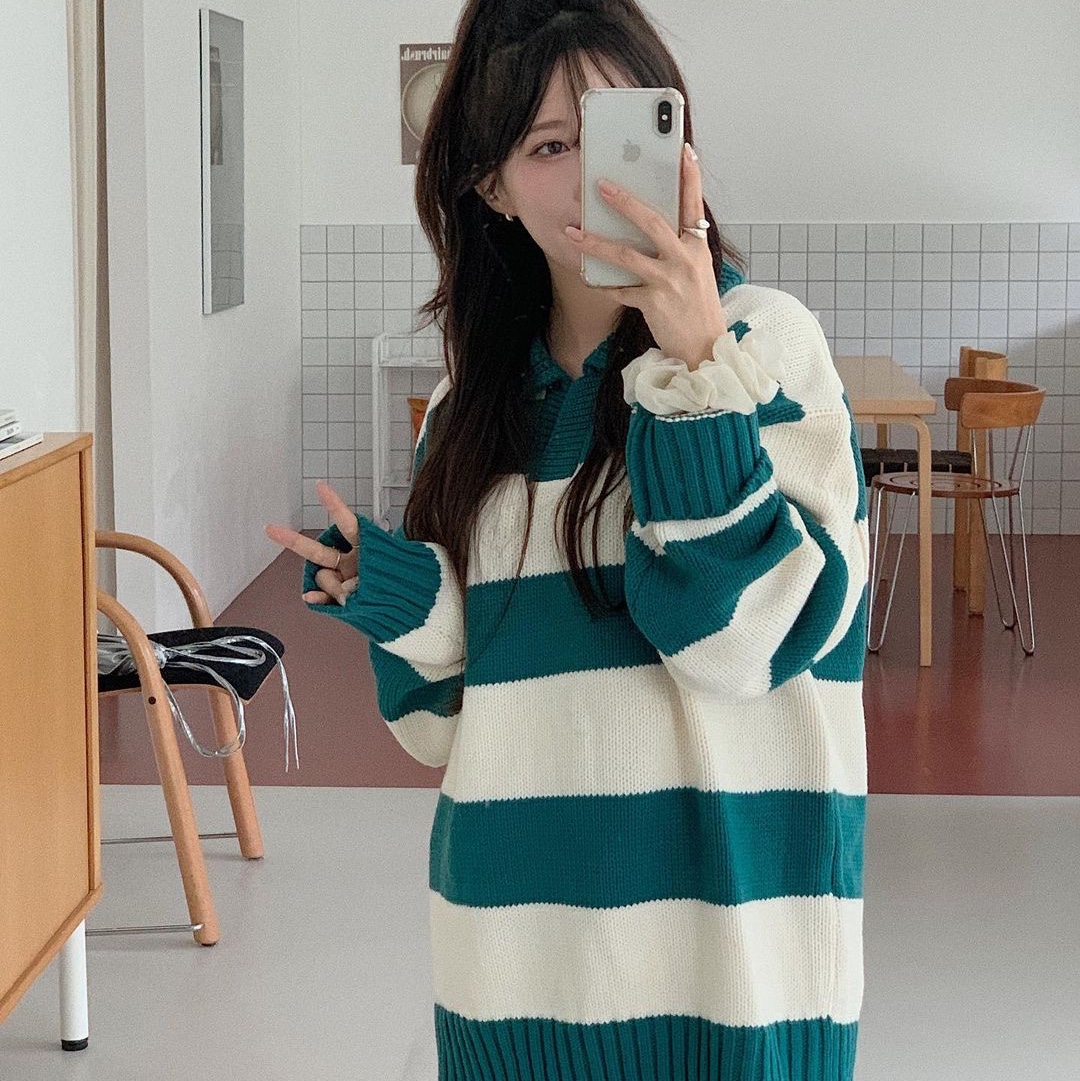 MAINBOOTH Traveler Oversized Sweater Teal Green 착용 스타일 - 8