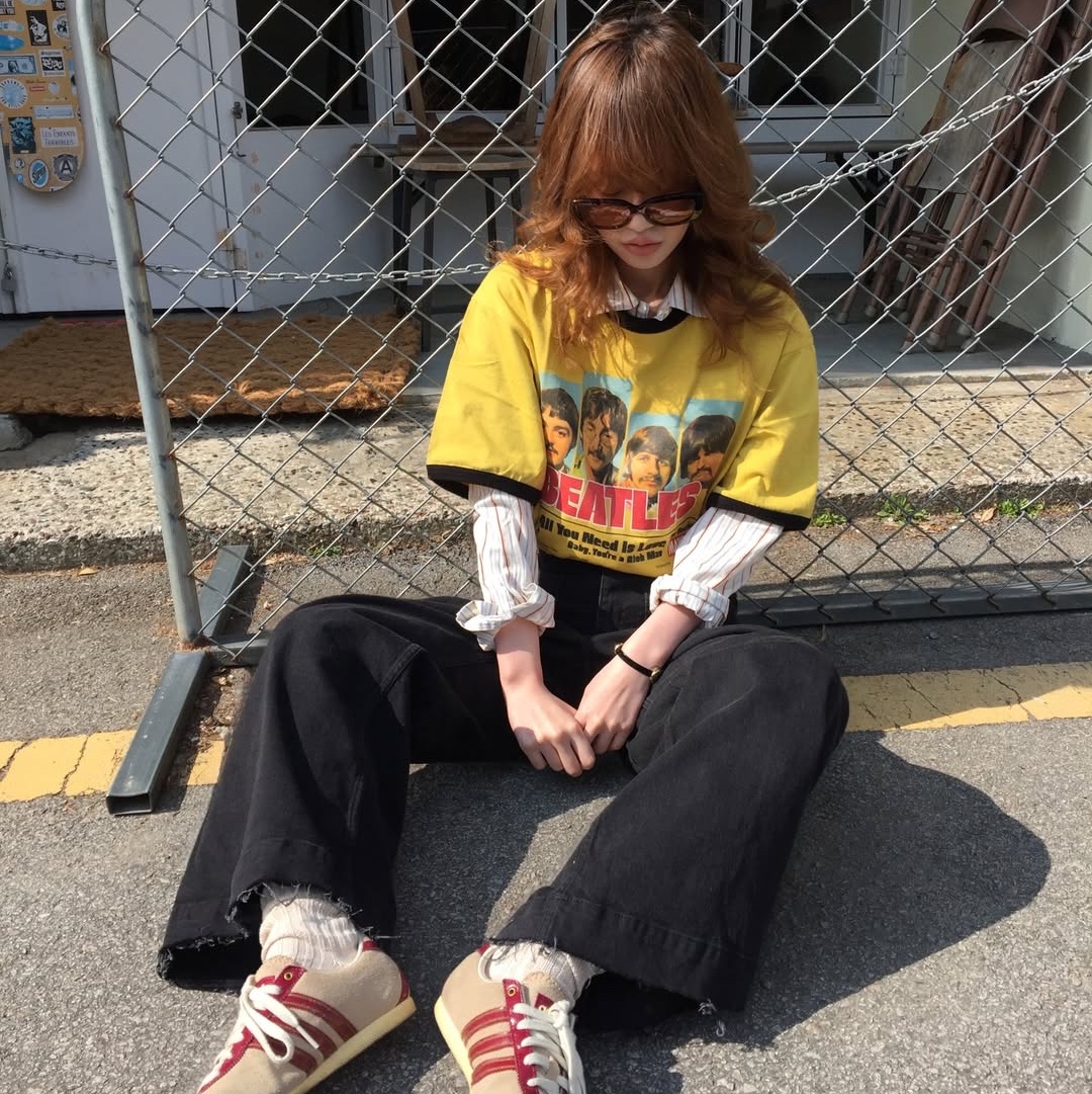 MAINBOOTH [Beatles] Love T-Shirt Yellow 착용 스타일 - 4