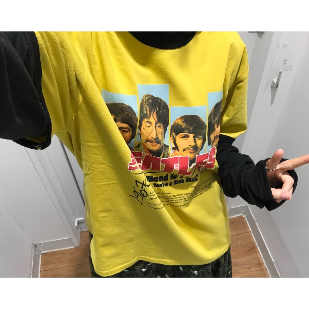MAINBOOTH [Beatles] Love T-Shirt Yellow 착용 스타일 - 3