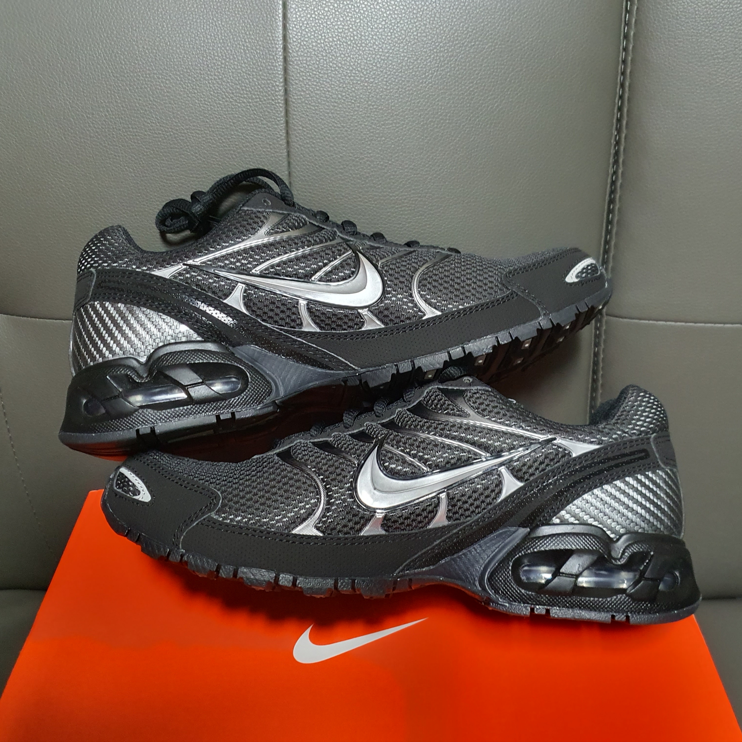 Nike Air Max Torch 4 Anthracite Metallic Silver 착용 스타일