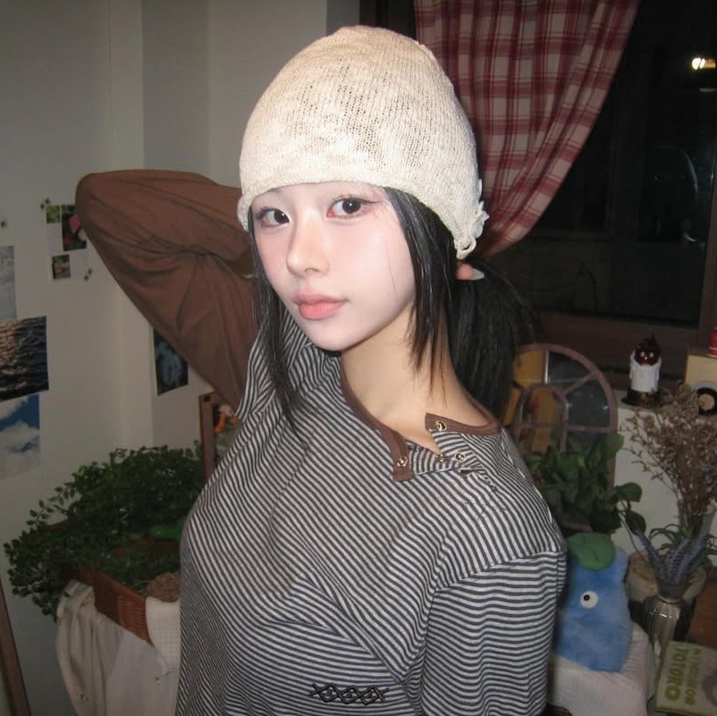 MAINBOOTH Button Turban Beanie IVORY, MAINBOOTH Layered Border T-shirt BROWN 착용 스타일 - 1