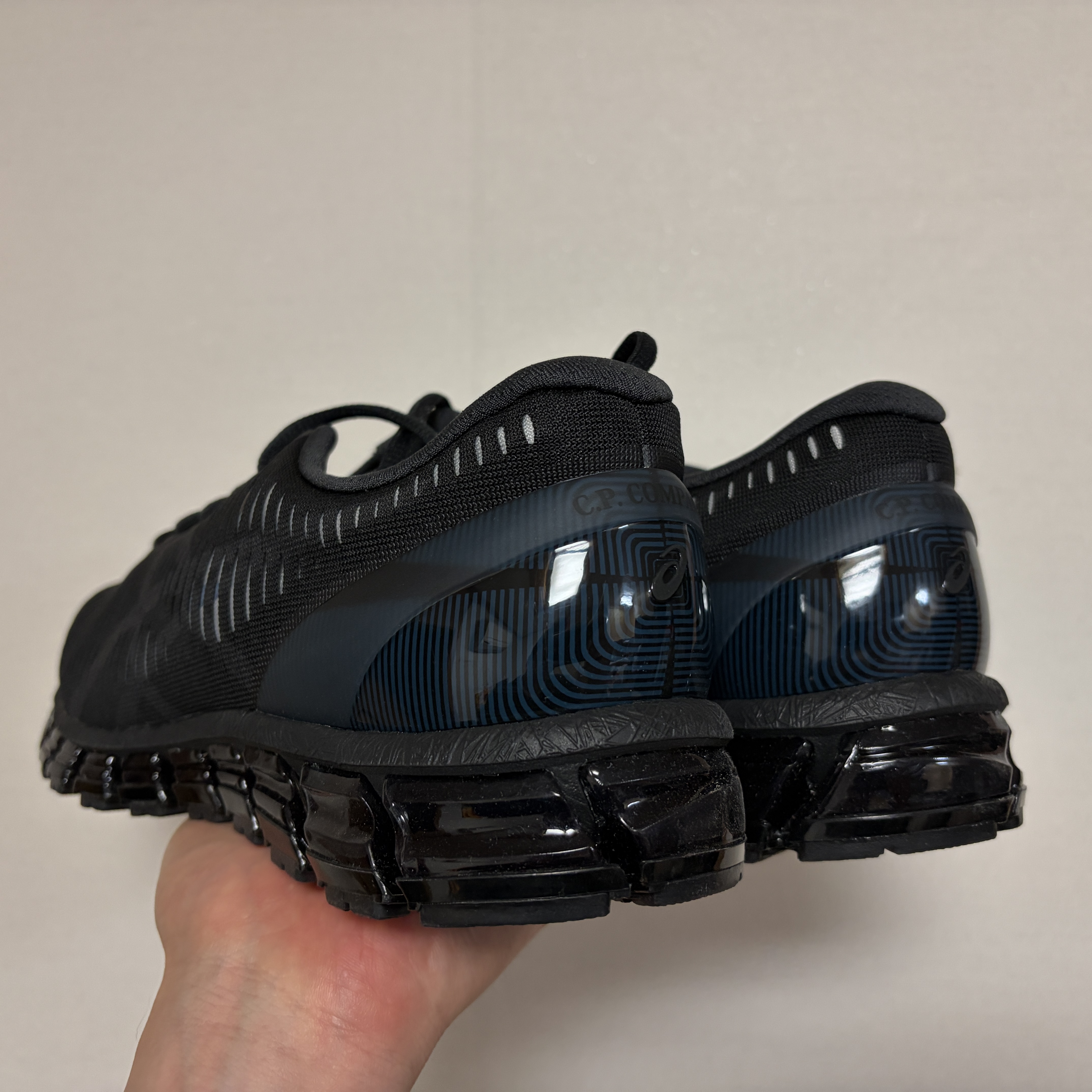 Asics x C.P. Company Gel-Quantum 360 I Caviar Black Beauty 착용 스타일 - 3