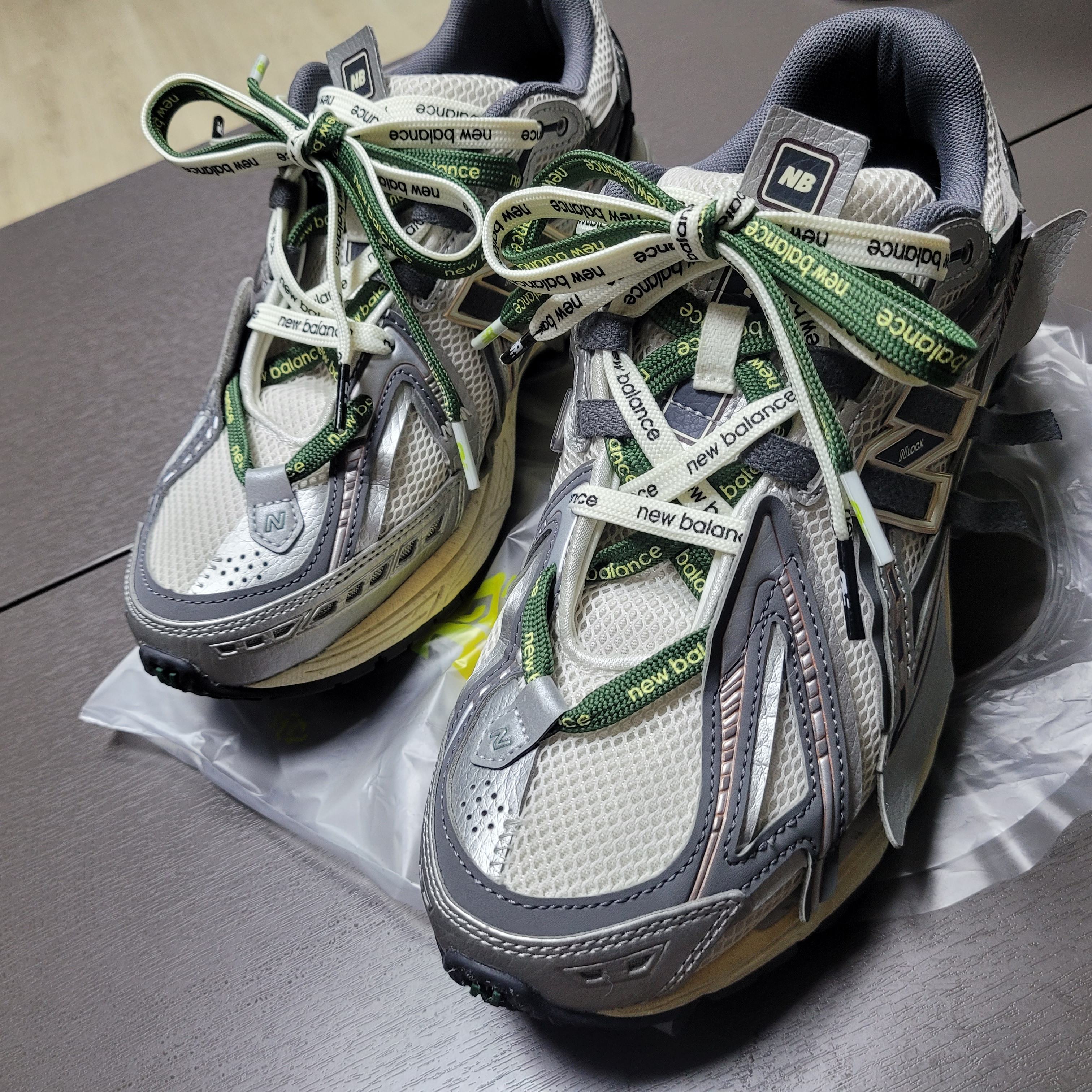 New Balance 1906A Silver Metallic Castlerock 착용 스타일 - 1
