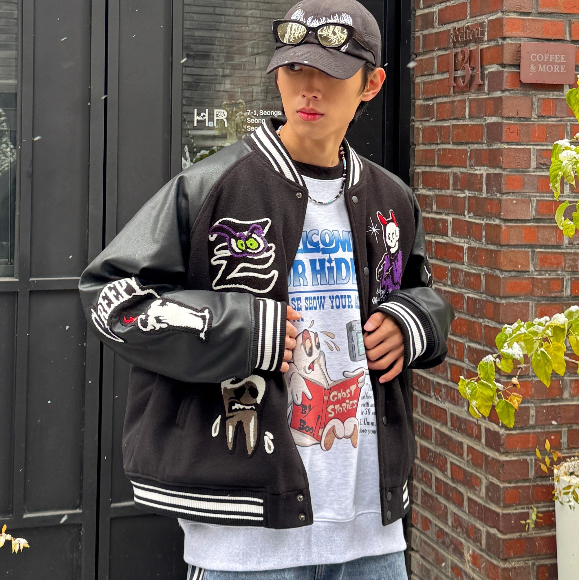 MAINBOOTH Creepy Devil Varsity Jacket Black 착용 스타일 - 1