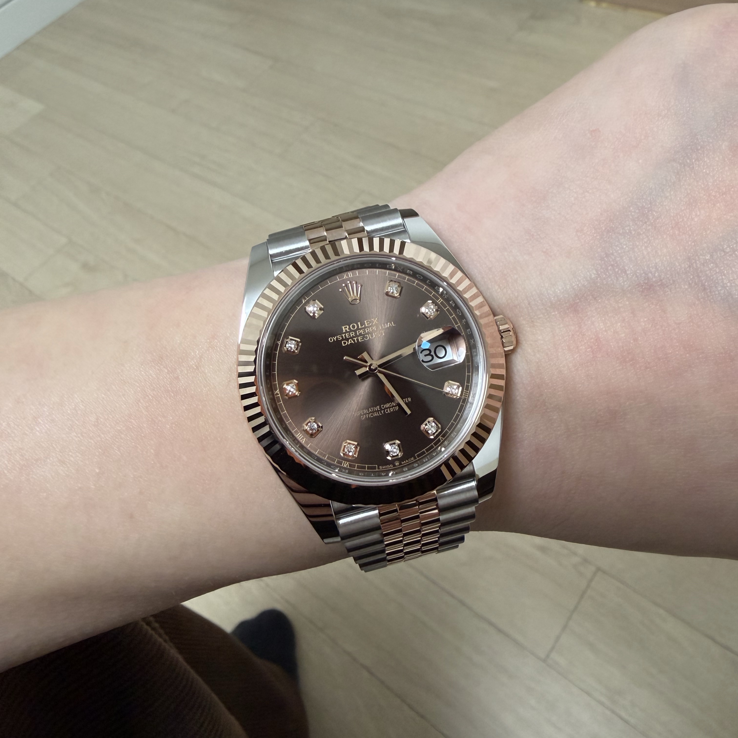 Rolex Datejust 41mm 126331 Chocolate Diamond-Set Jubilee 착용 스타일