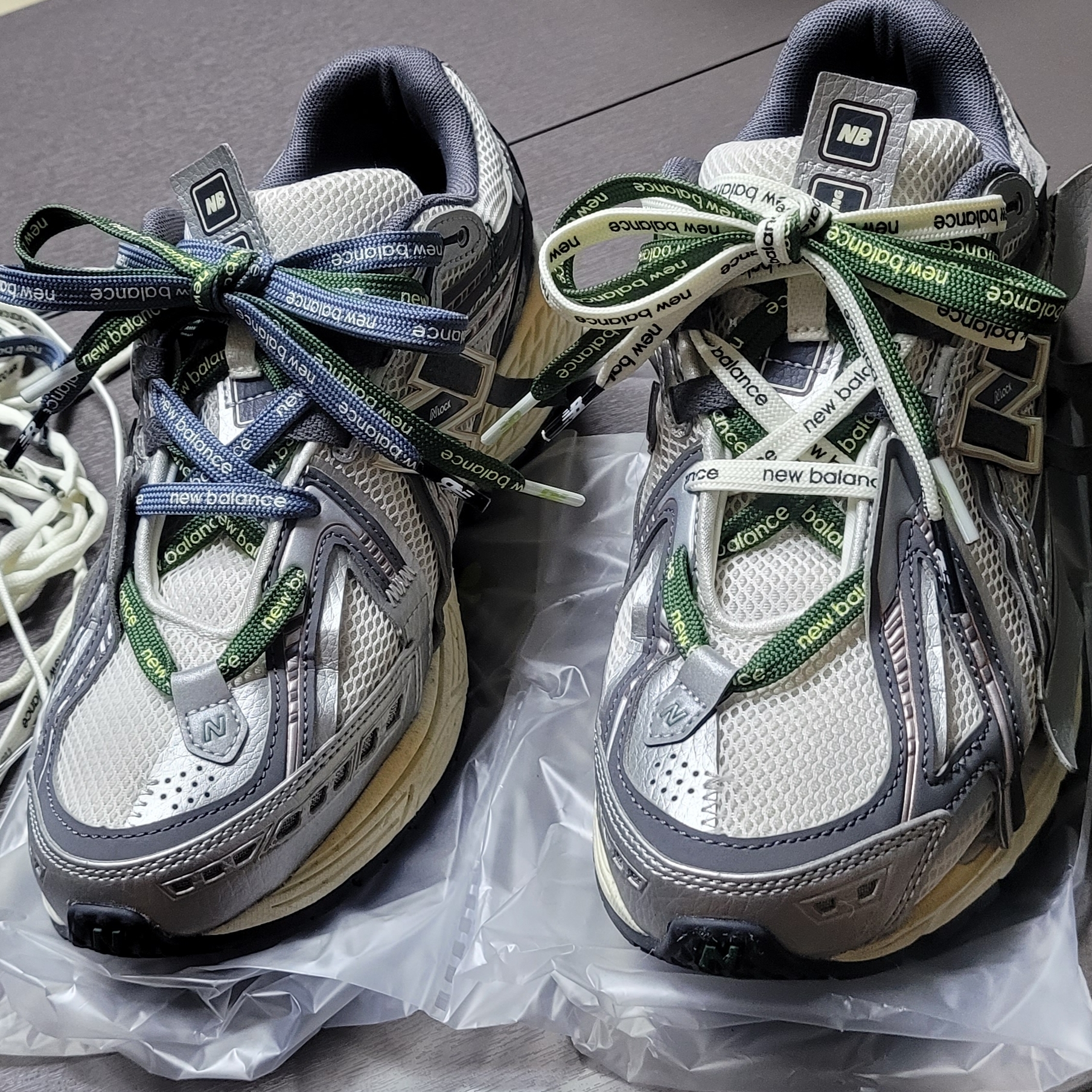 New Balance 1906A Silver Metallic Castlerock 착용 스타일 - 2