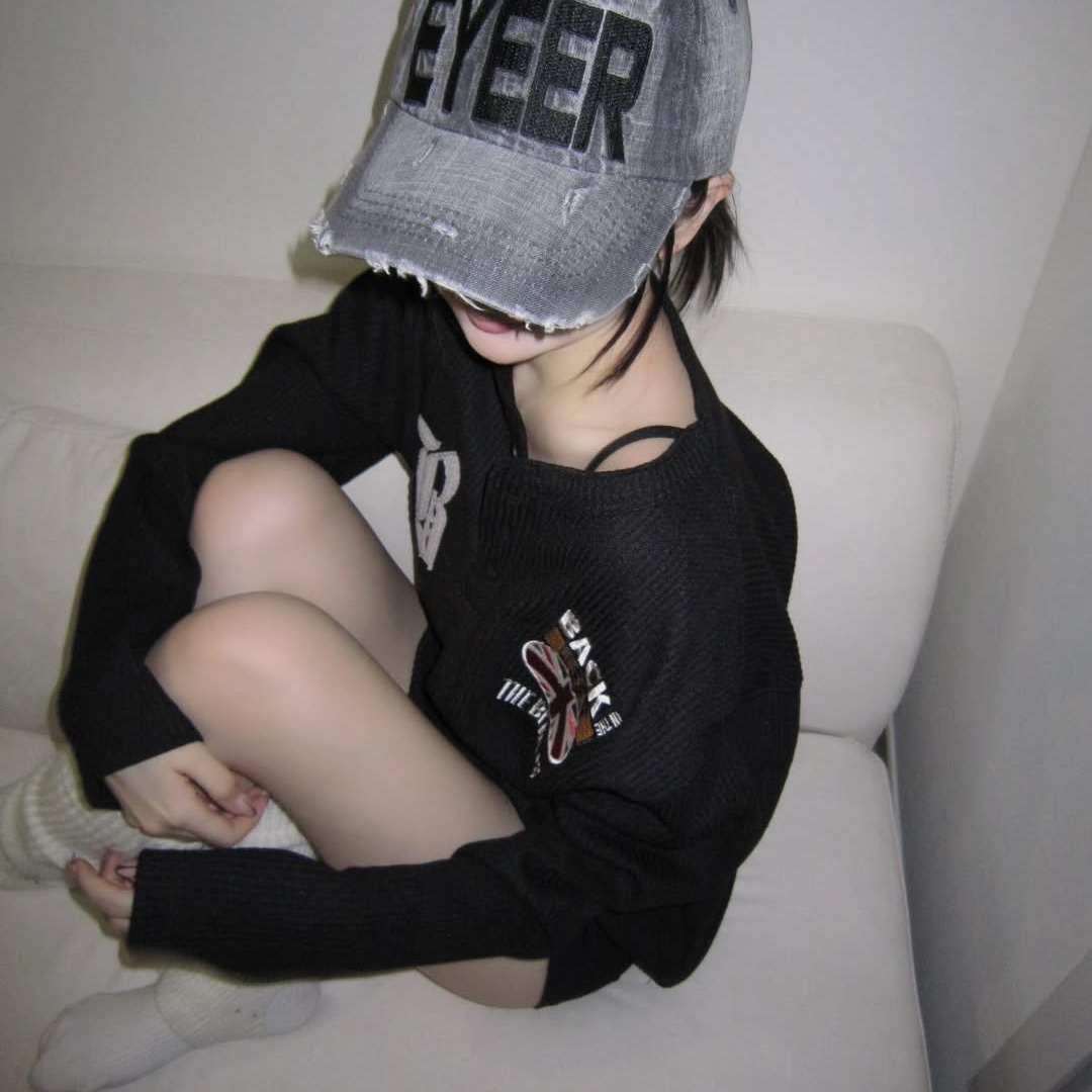 MAINBOOTH Beatles x Waffleton Henley Neck T-Shirt Black 착용 스타일 - 2