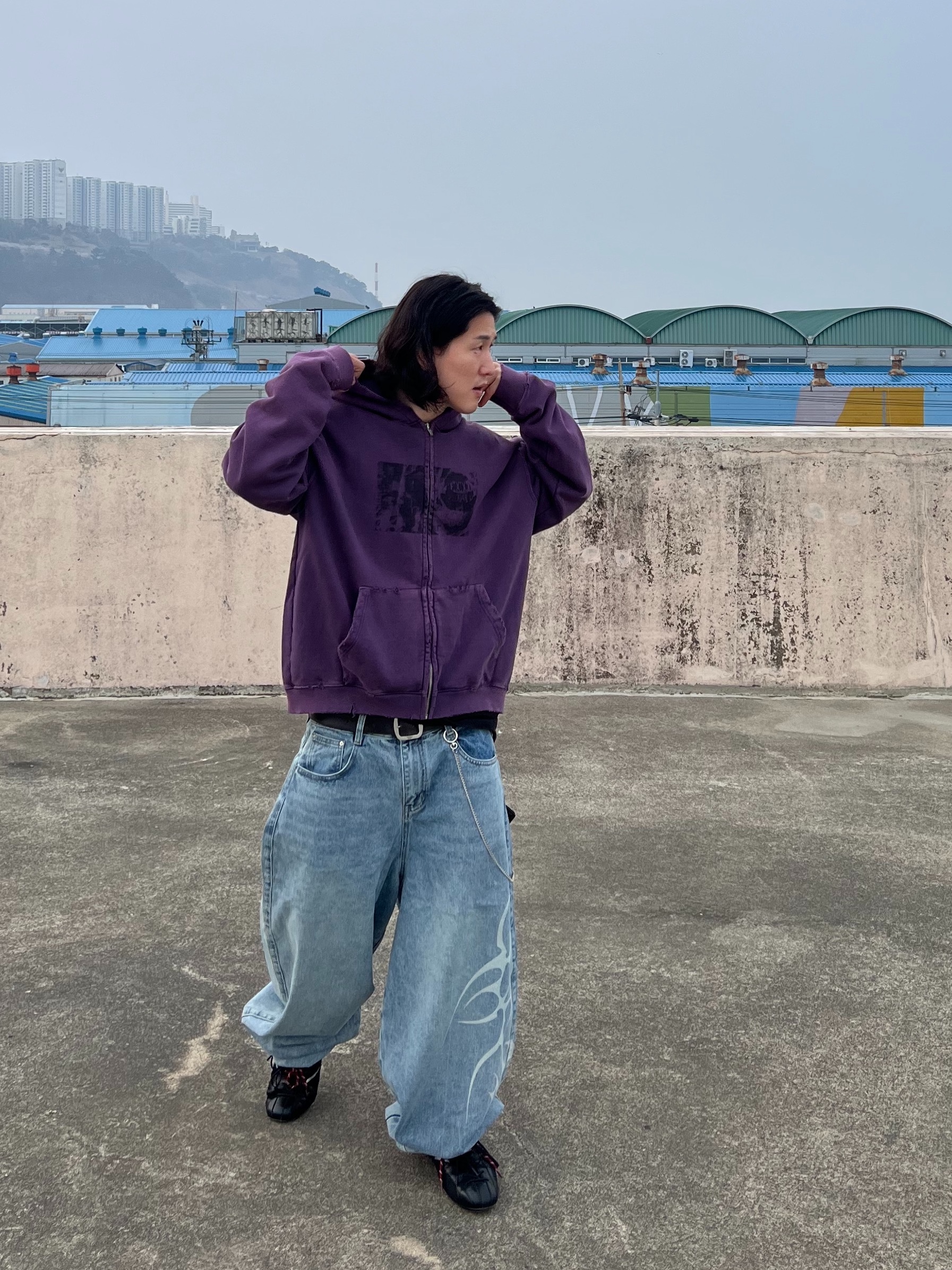 Undermycar MU.128 Original Logo Cracked Leather Belt Silver / Black, SOULESURES BOLD Kyle 착용 스타일 - 3