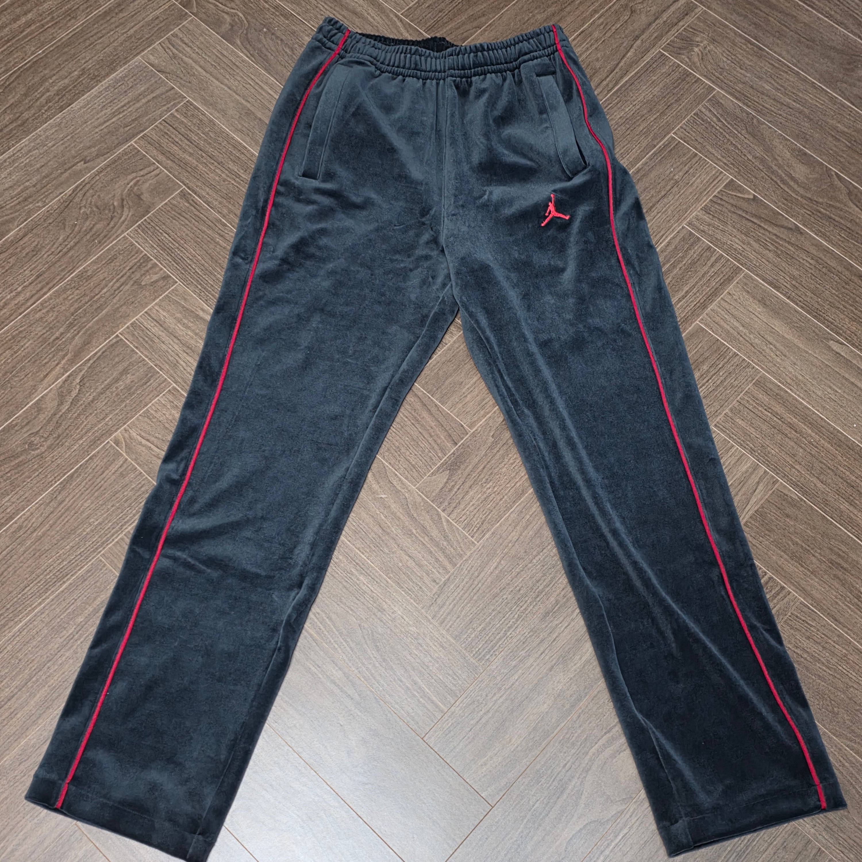 Jordan Brooklyn Velour Track Pants Black Gym Red 착용 스타일