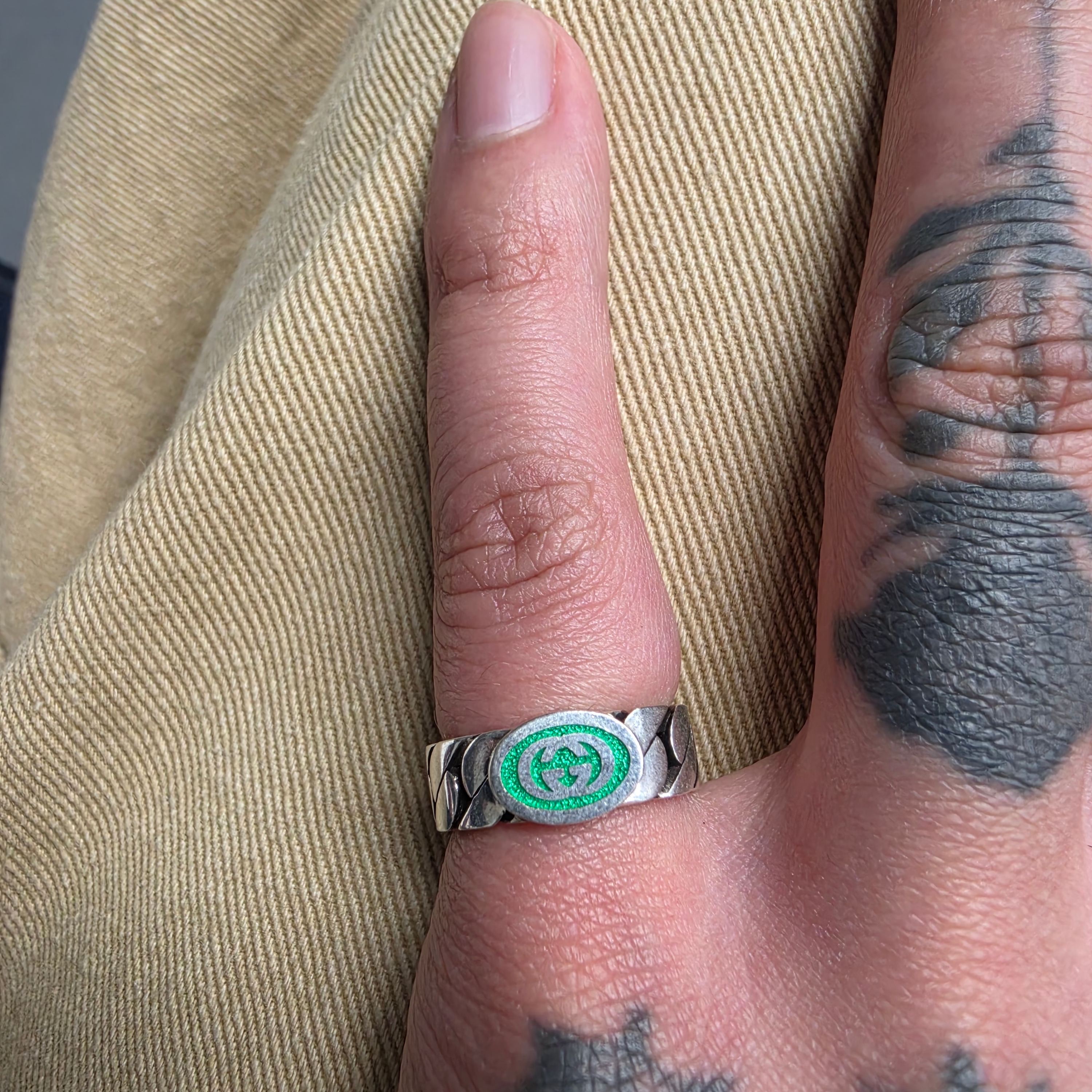 Gucci Interlocking G Enamel Ring Silver 착용 스타일 - 2