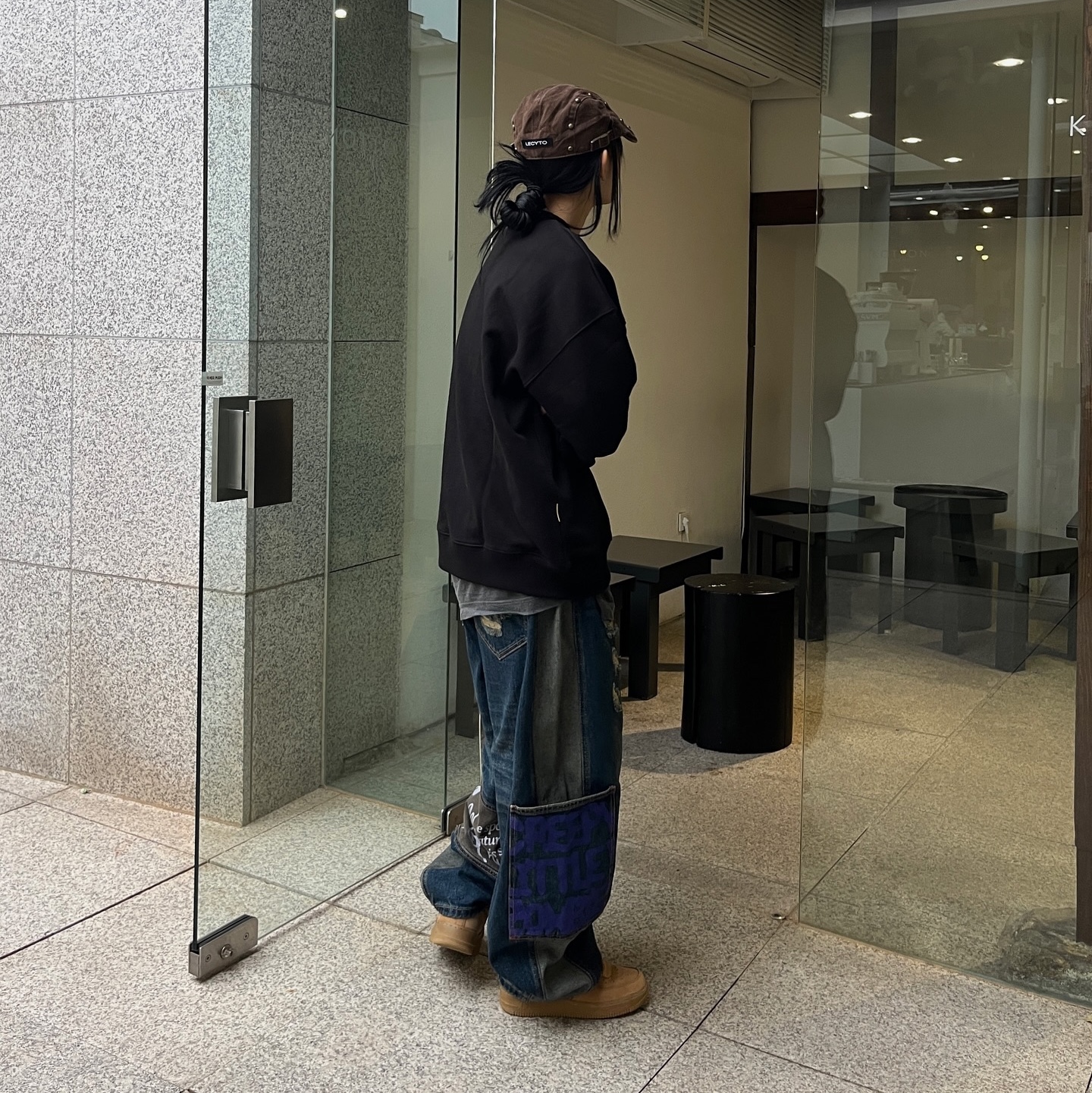 MAINBOOTH Doll House Sweatshirt Black, MAINBOOTH LAB.017 Balloon Denim Pants Indigo 착용 스타일 - 5