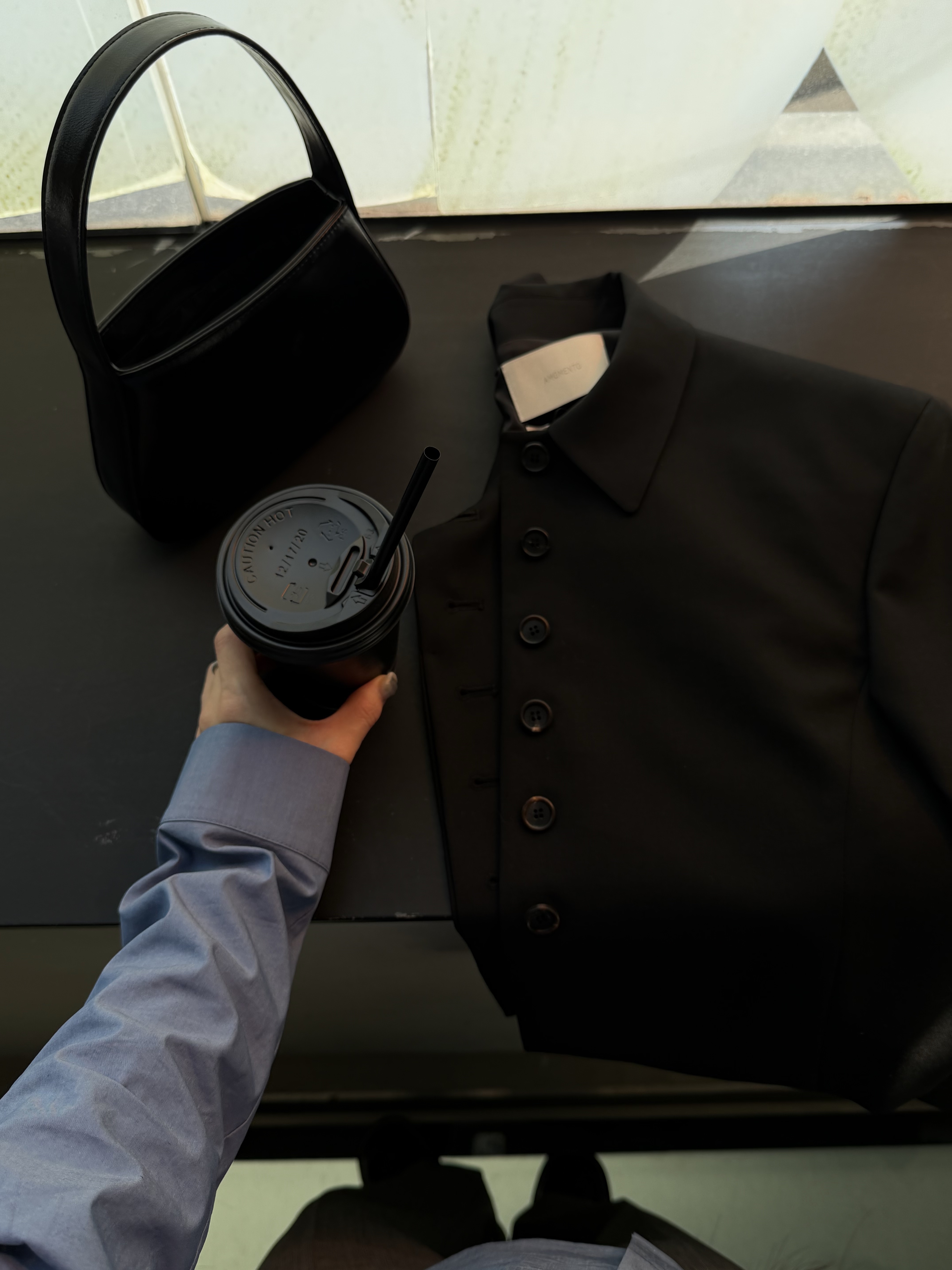 Amomento Women Wool Short Jacket Black - 26SS, Amomento Women Slim Shirt Blue - 26SS 착용 스타일 - 4