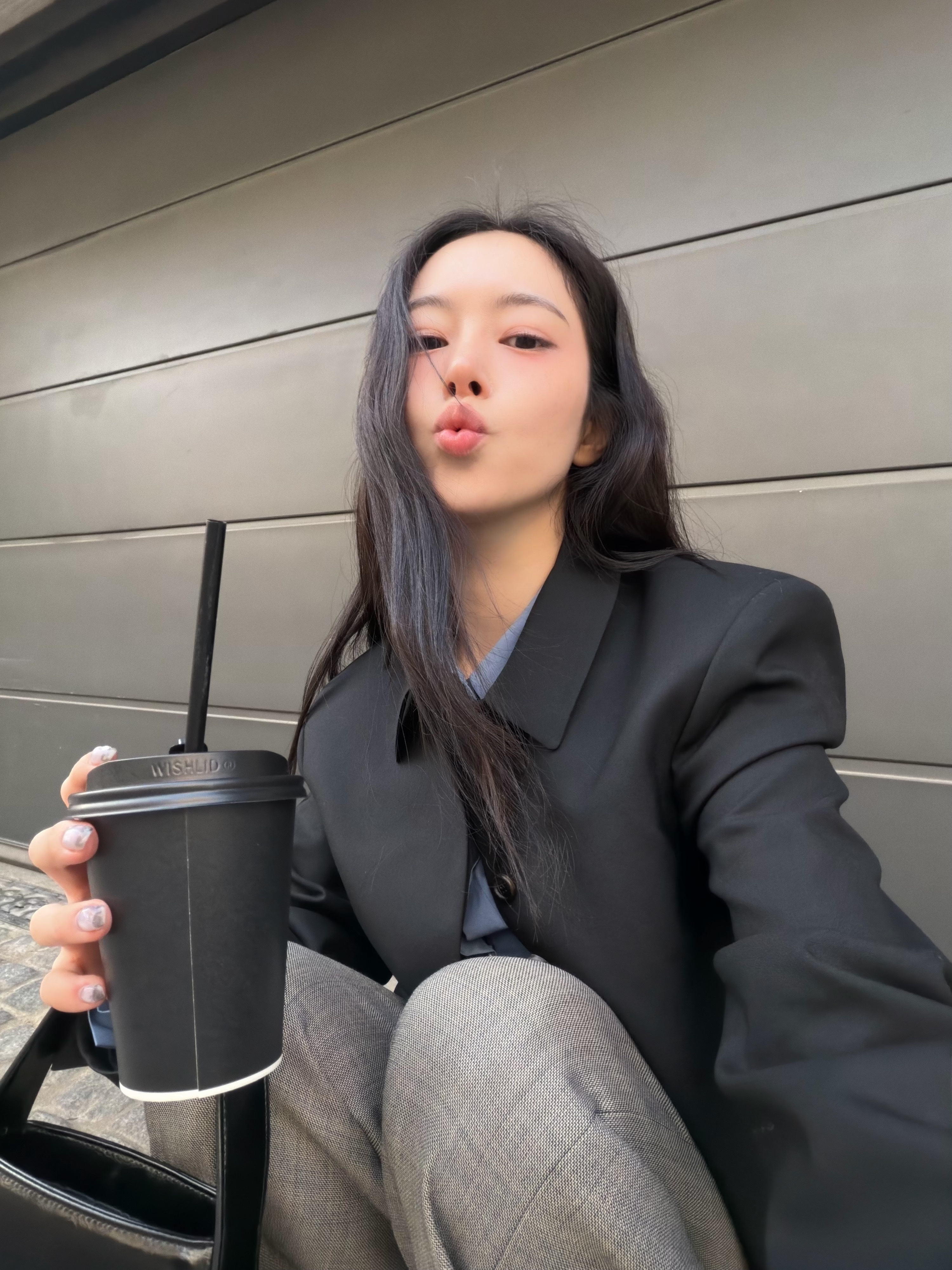 Amomento Women Wool Short Jacket Black - 26SS, Amomento Women Slim Shirt Blue - 26SS 착용 스타일 - 3