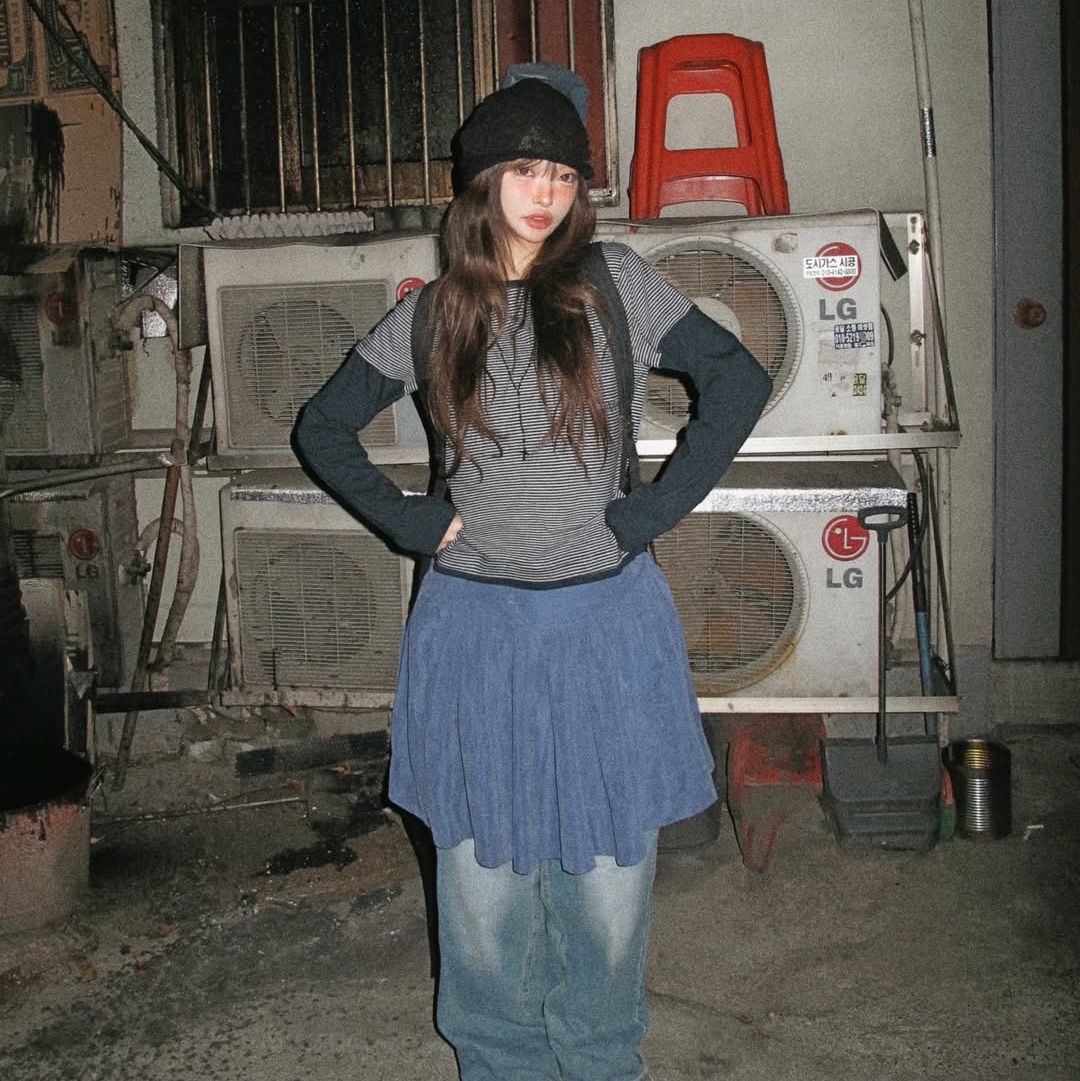 MAINBOOTH Layered Border T-shirt NAVY, MAINBOOTH Button Turban Beanie BLACK 착용 스타일 - 9