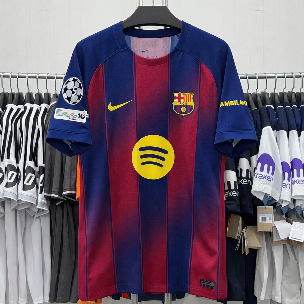 Nike FC Barcelona 2025/26 Stadium Home Dri-Fit Football Replica Jersey Deep Royal Blue Noble Red (Non Marking Ver.), Nike Ronaldinho FC Barcelona 2005/06 Retro Soccer Replica Long-Sleeve Jersey (HQ1462-471) (Marking Ver.) 착용 스타일 - 2