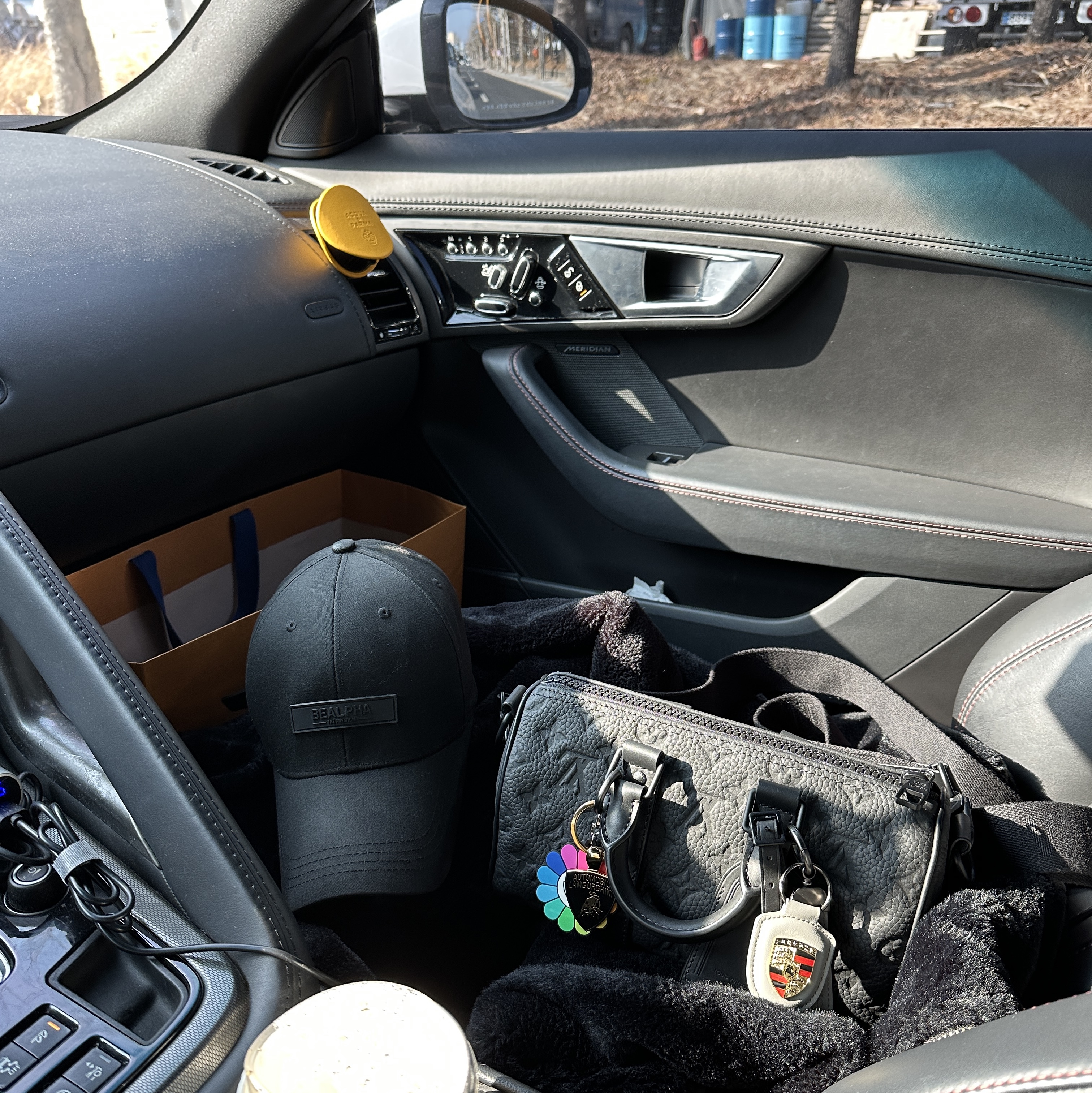 Kaikai Kiki Flower Rubber Keyring Rainbow White, Acqua Di Parma Car Diffuser Leather Case Yellow 2023 착용 스타일