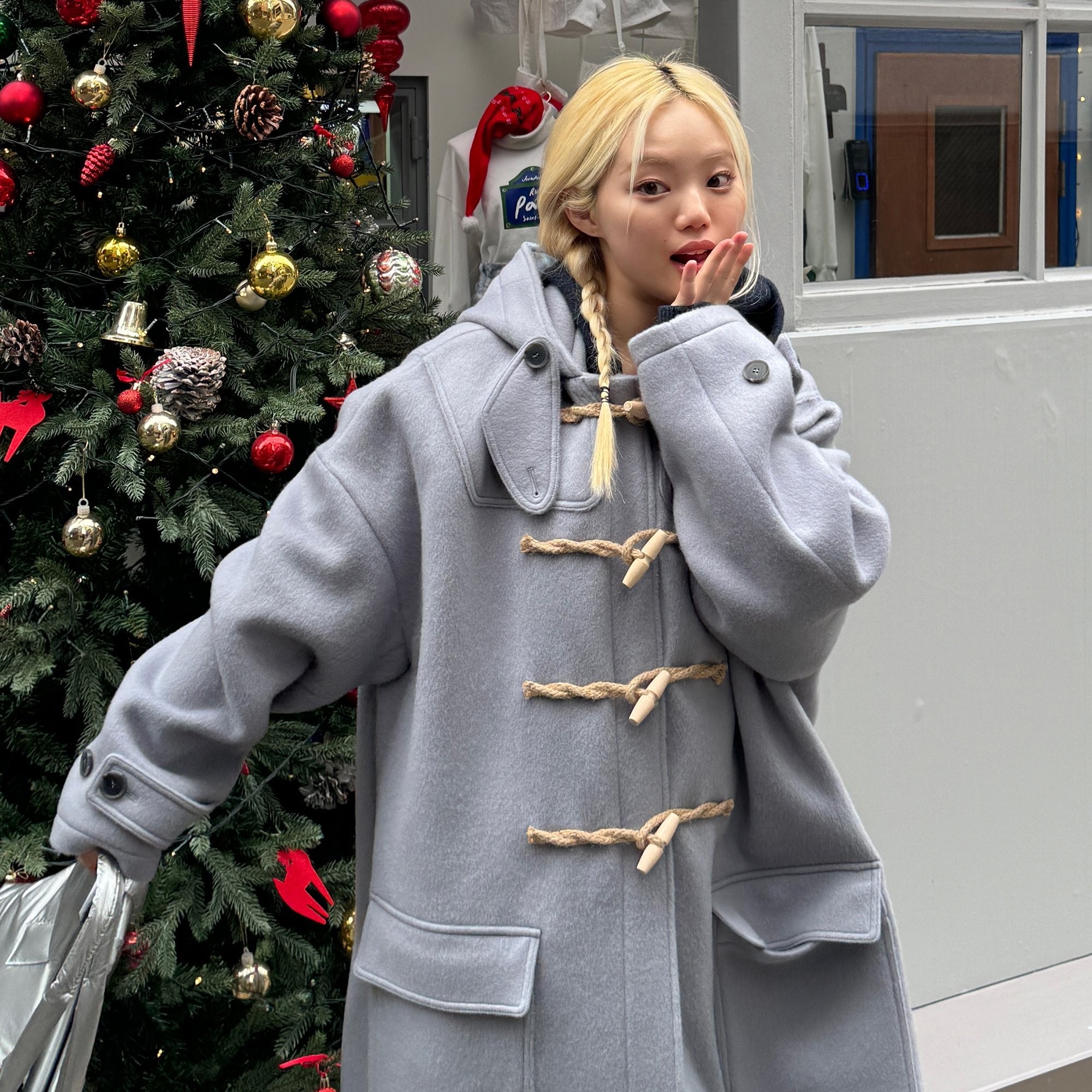 MAINBOOTH Oversized Duffle Coat Ash Blue 착용 스타일 - 8