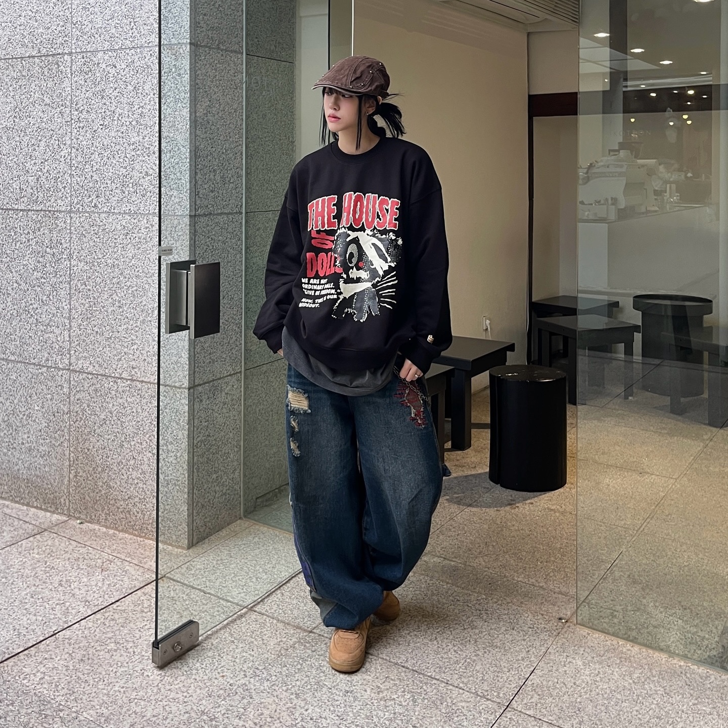 MAINBOOTH Doll House Sweatshirt Black, MAINBOOTH LAB.017 Balloon Denim Pants Indigo 착용 스타일 - 1