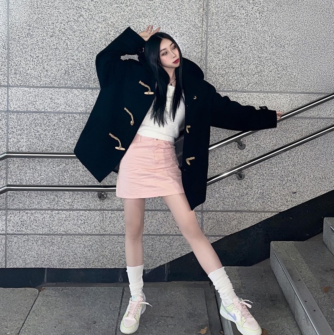 MAINBOOTH Oversized Duffle Coat Black 착용 스타일 - 1