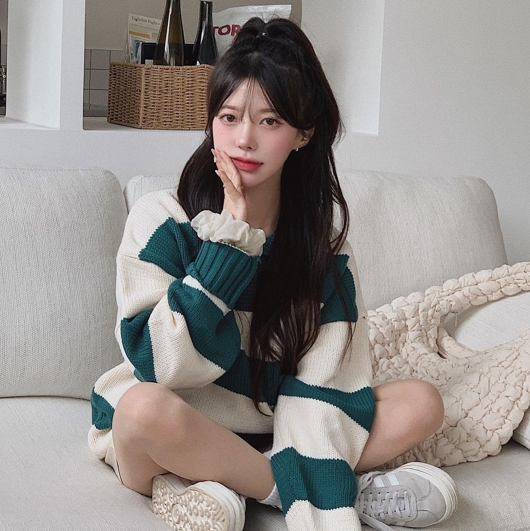 MAINBOOTH Traveler Oversized Sweater Teal Green 착용 스타일 - 5
