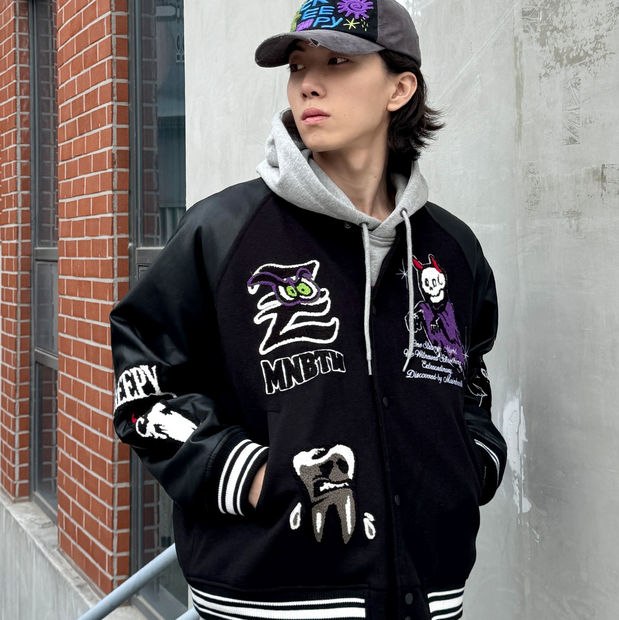 MAINBOOTH Creepy Devil Varsity Jacket Black, MAINBOOTH Creepy Sun Ball Cap Black 착용 스타일 - 1