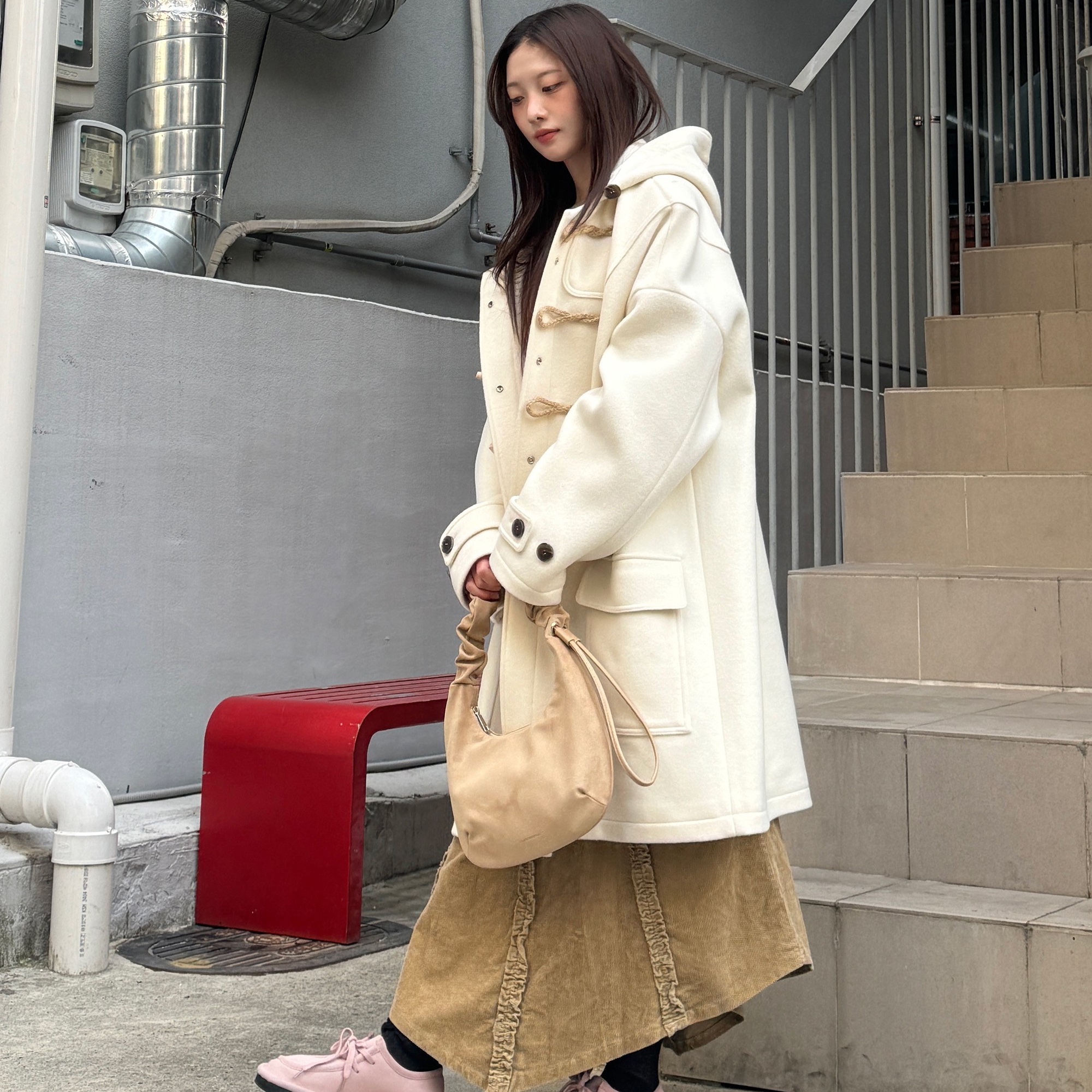 MAINBOOTH Oversized Duffle Coat Ivory 착용 스타일 - 5