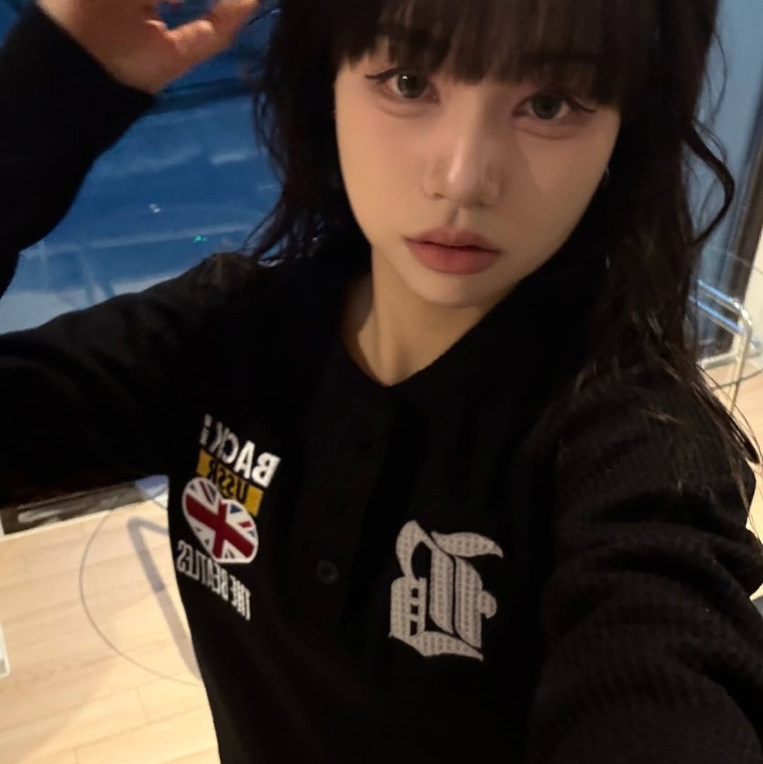 MAINBOOTH Beatles x Waffleton Henley Neck T-Shirt Black 착용 스타일 - 3
