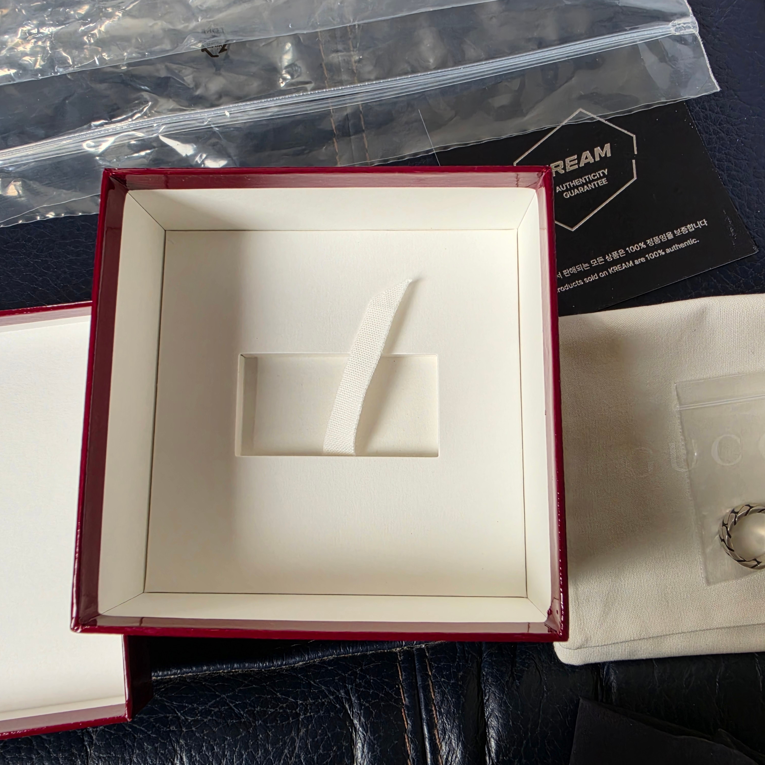 Gucci Interlocking G Enamel Ring Silver 착용 스타일 - 1