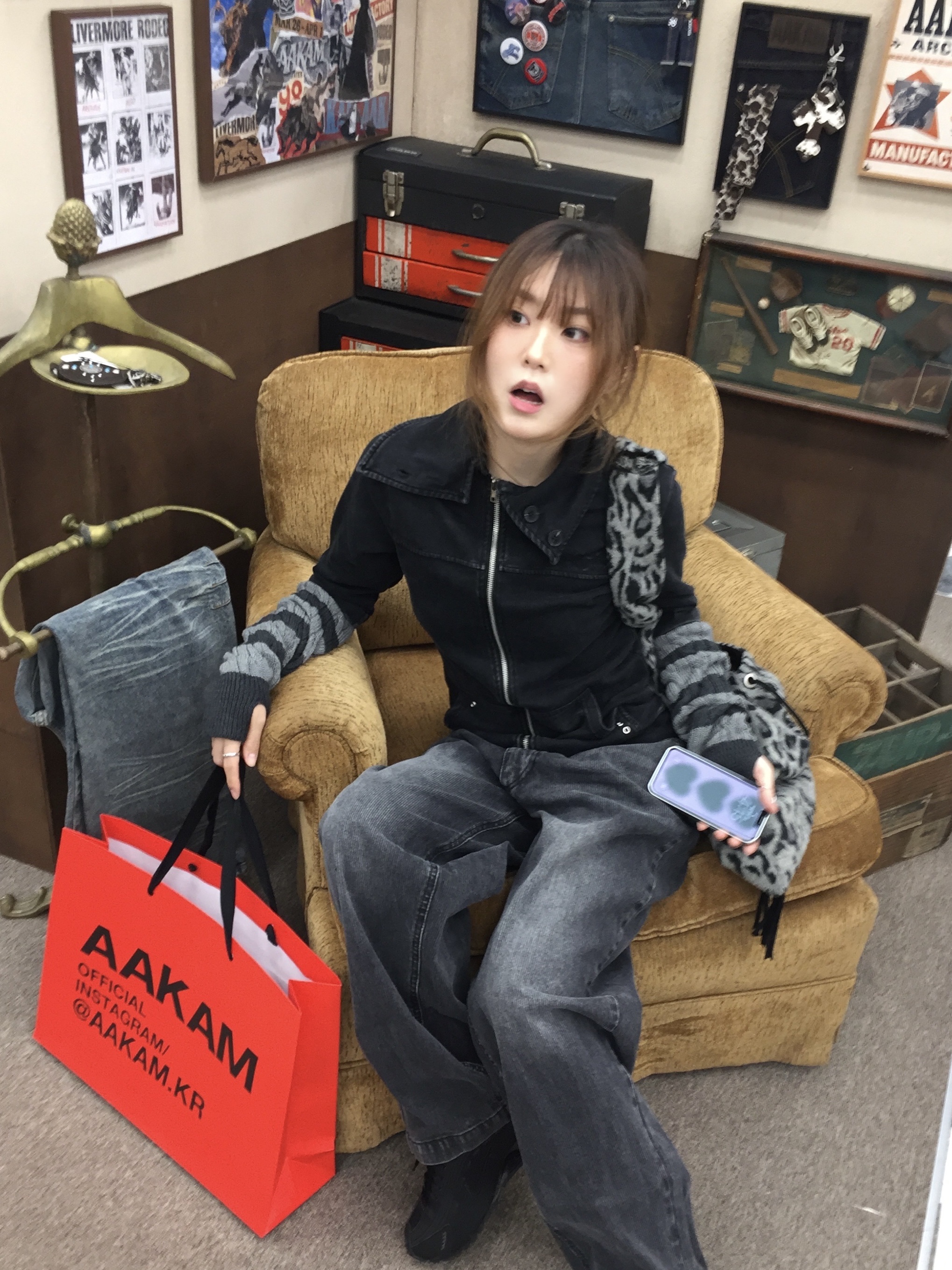 Roughneck Cable Knit Track Jacket, SOMSOC Vian Fringe Contrast Bag Leopard 착용 스타일 - 1