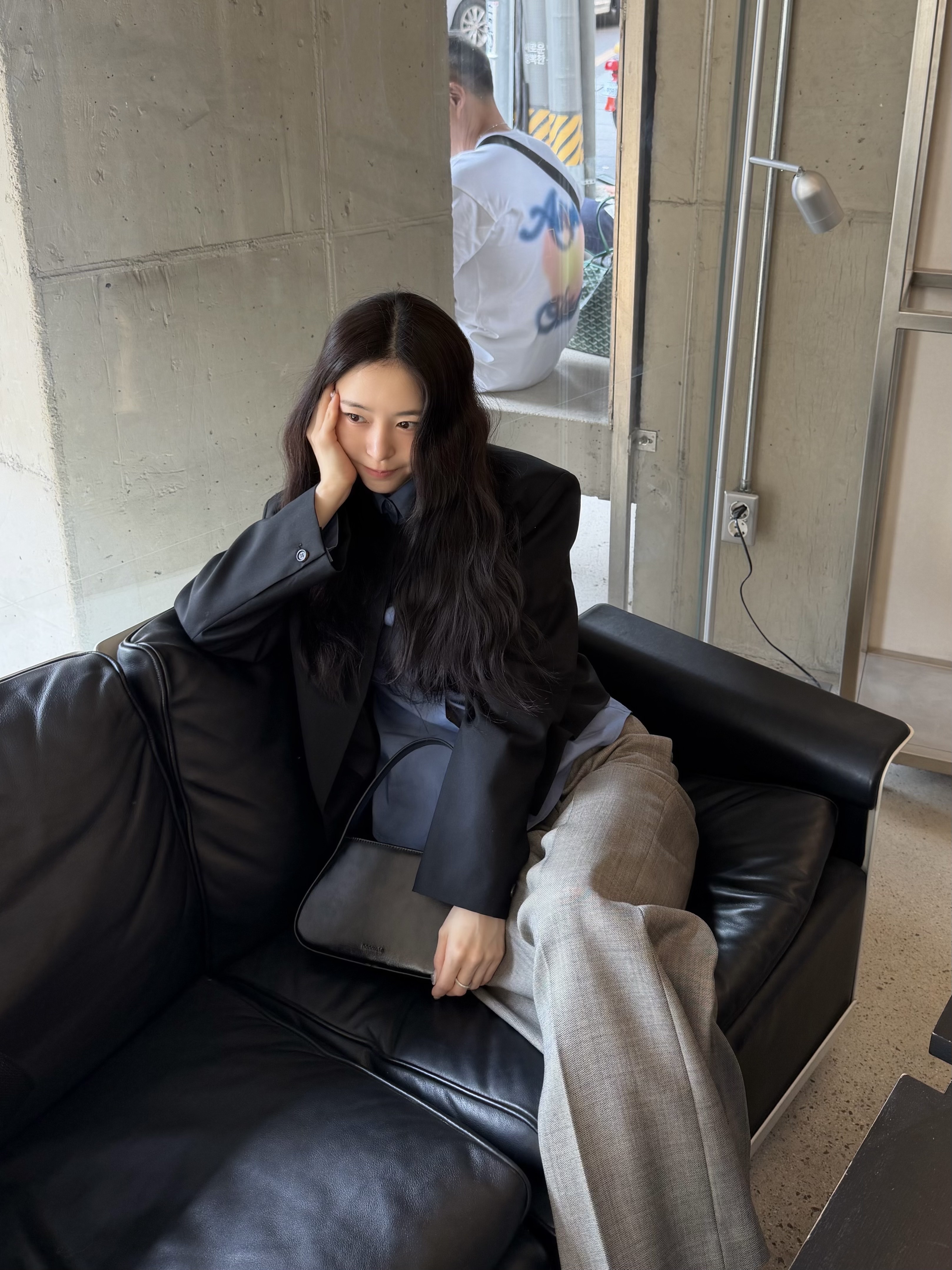 Amomento Women Wool Short Jacket Black - 26SS, Amomento Women Slim Shirt Blue - 26SS 착용 스타일 - 7