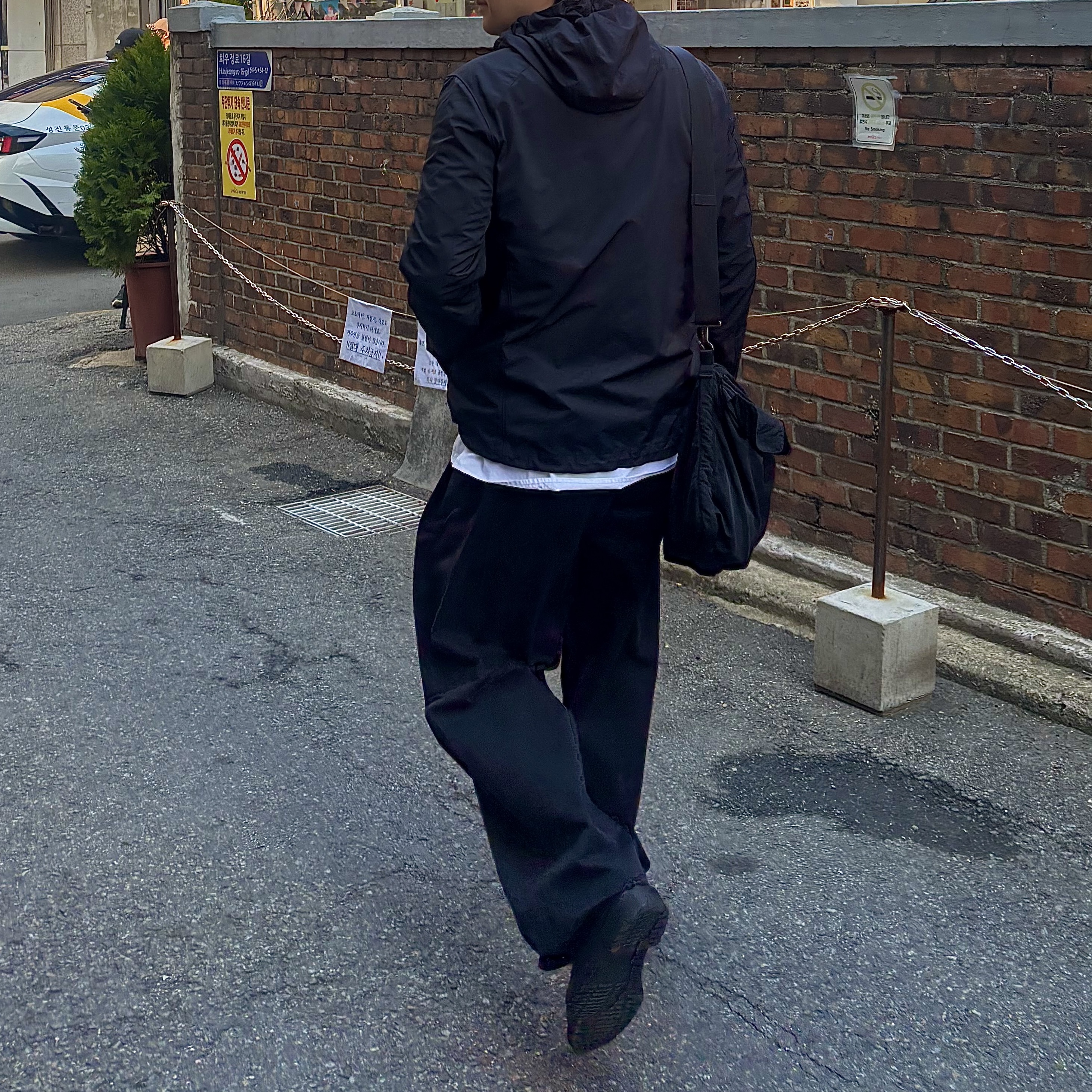 And Wander 127 Sil Tote Bag Off White - 26SS, C.P. Company Nylon B Utility Pack Black - 22SS 착용 스타일 - 2