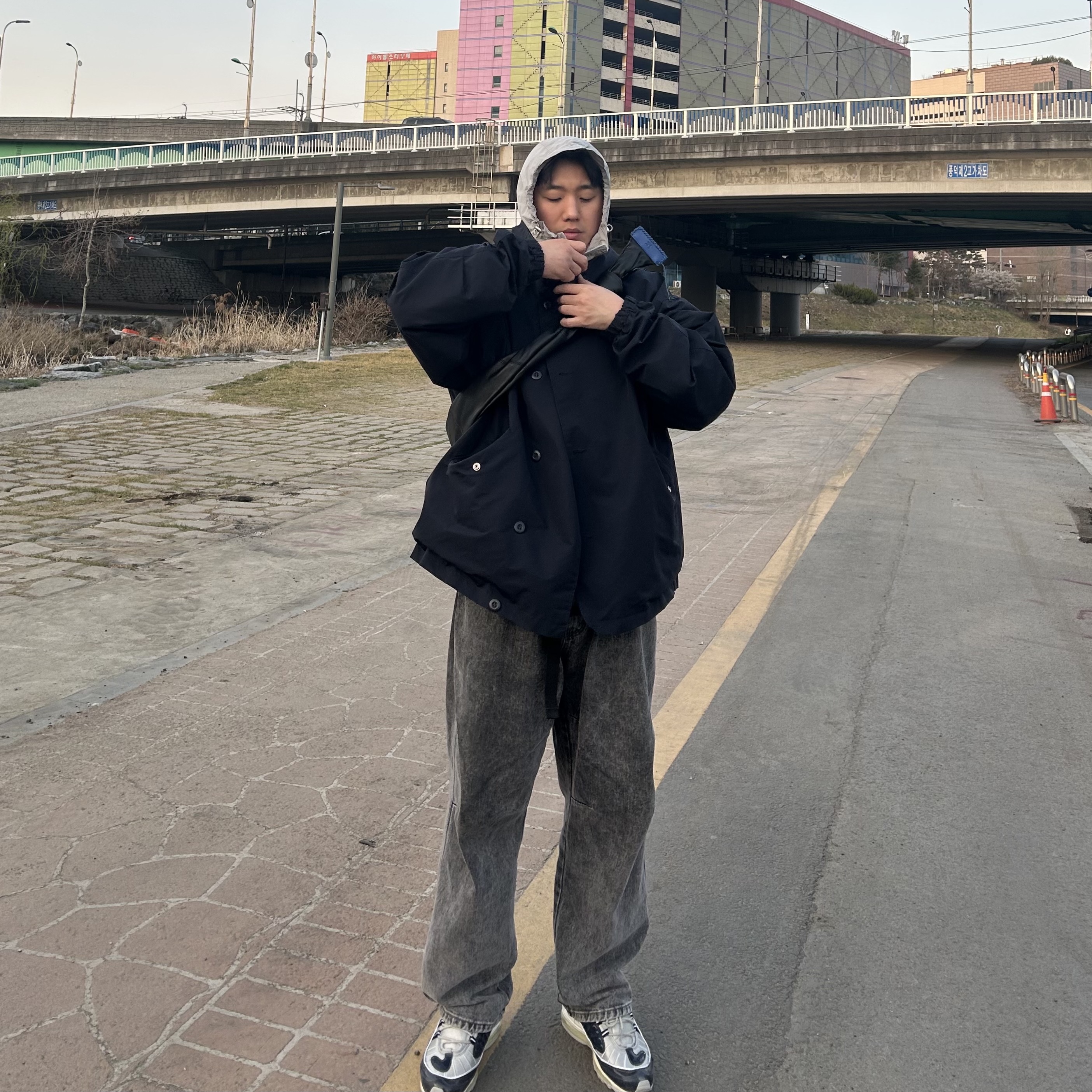 IAB Studio Woven Hoodie Gray White, Ader Error x Zara Leather Shoulder Bag with Knot Black 착용 스타일 - 1