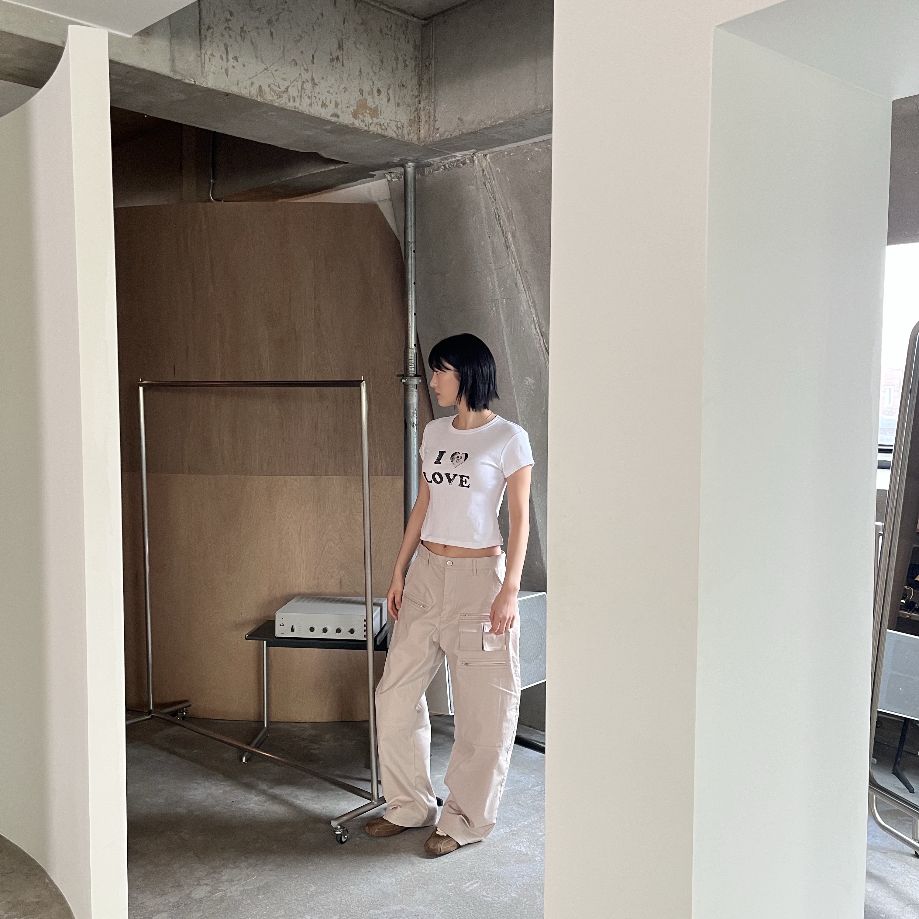 Blue Sunflower Over Pocket Cargo Pants Beige 착용 스타일 - 1